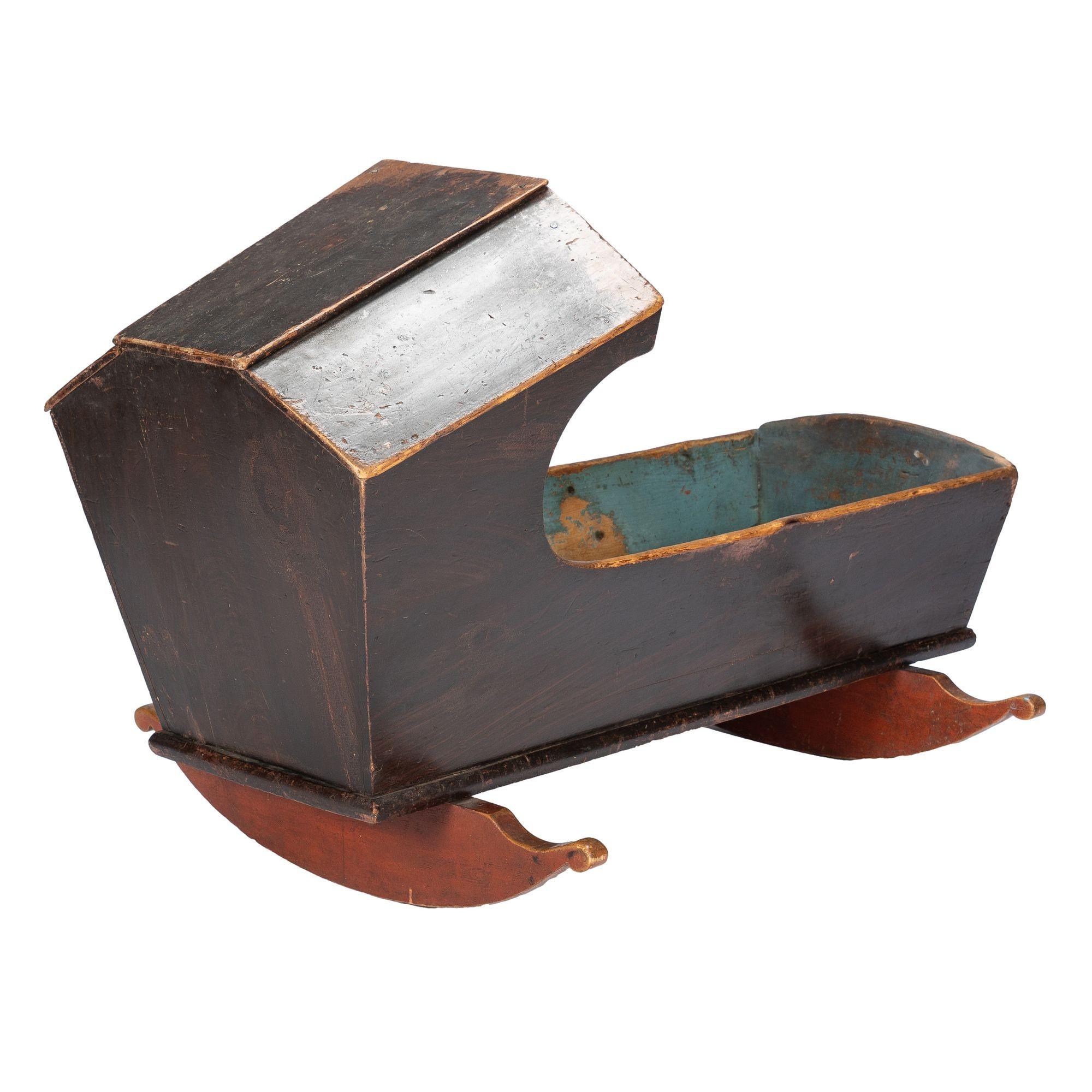 New England painted and grained hooded rocking cradle, 1780-1810 In Distressed Condition For Sale In Kenilworth, IL