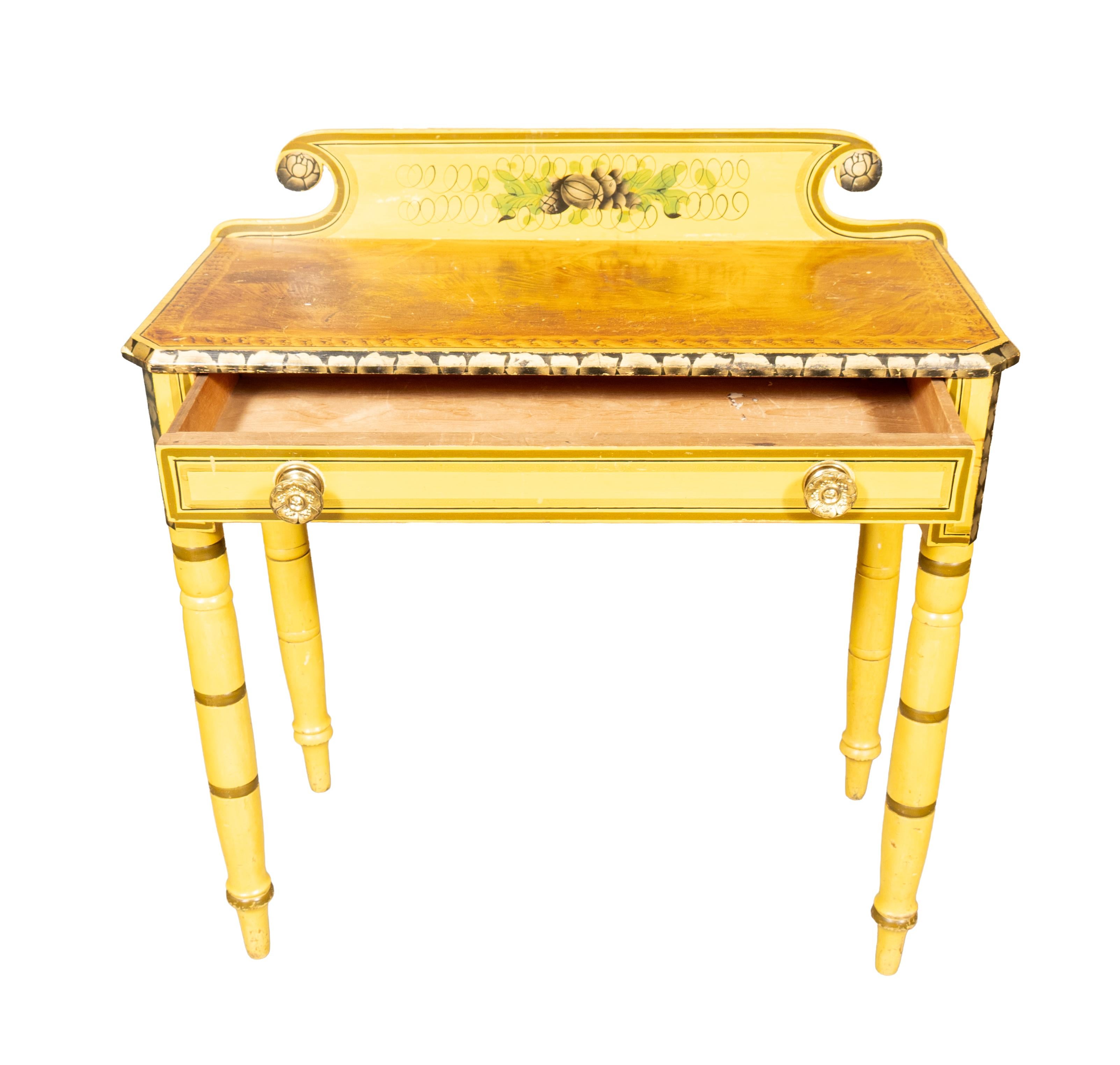 Plateau rectangulaire avec panneau arrière décoratif. Plateau en faux bois sur un tiroir avec boutons en laiton et pieds fuselés tournés en bambou.