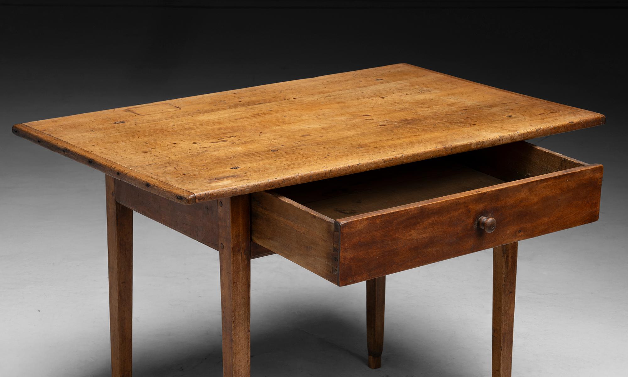 New England Pine and Birch Work Table, America circa 1810 (amerikanisch) im Angebot