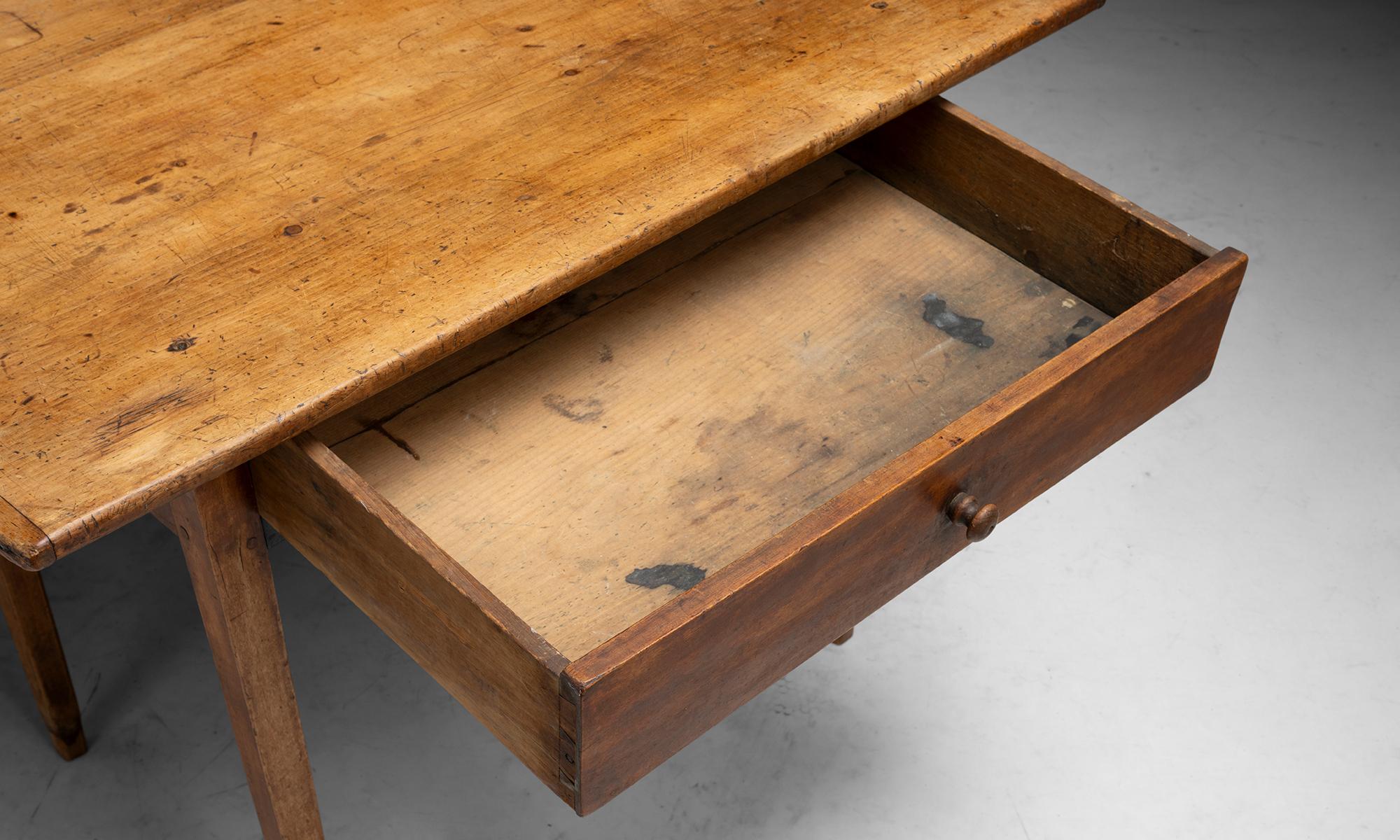 New England Pine and Birch Work Table, America circa 1810 im Zustand „Gut“ im Angebot in Culver City, CA