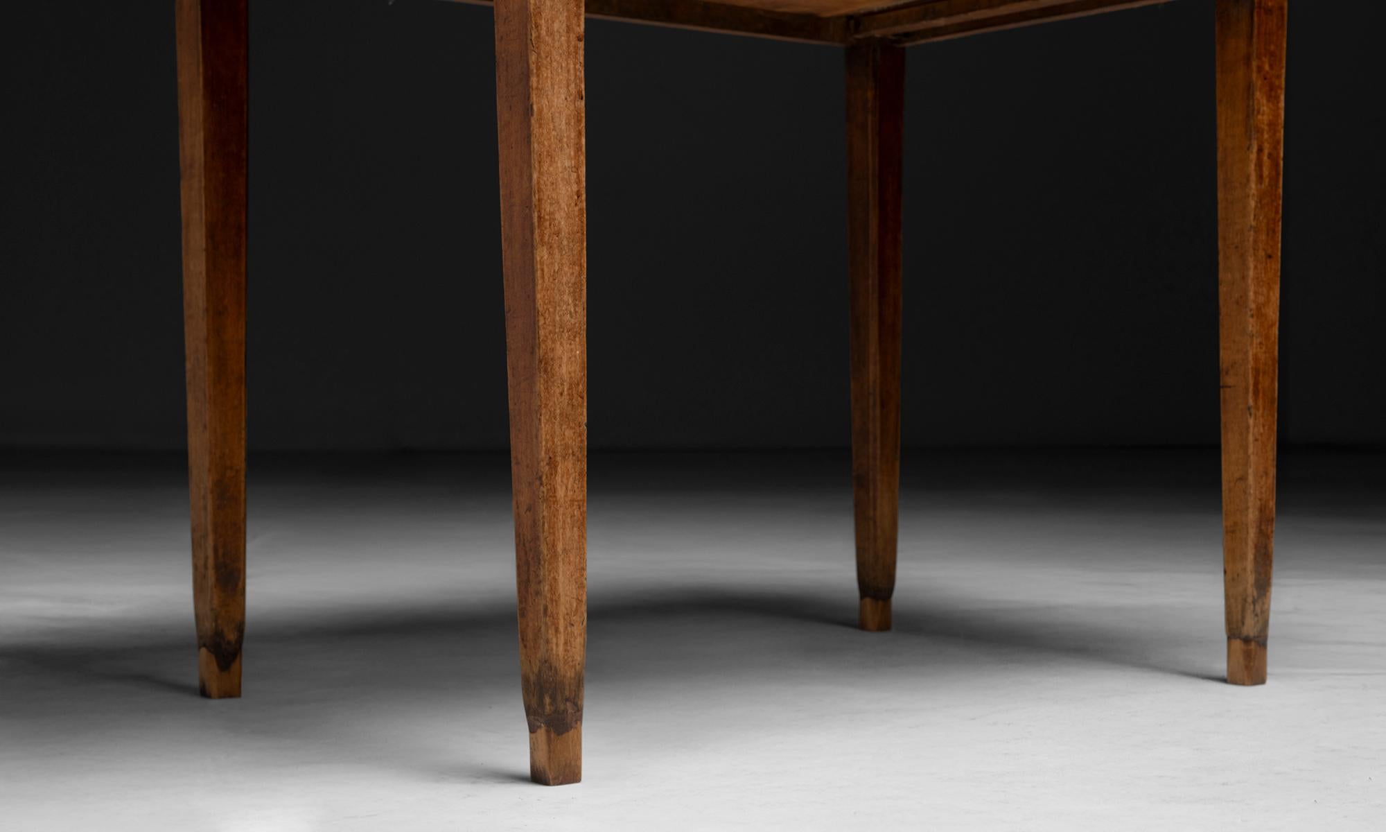 New England Pine and Birch Work Table, America circa 1810 (Frühes 19. Jahrhundert) im Angebot