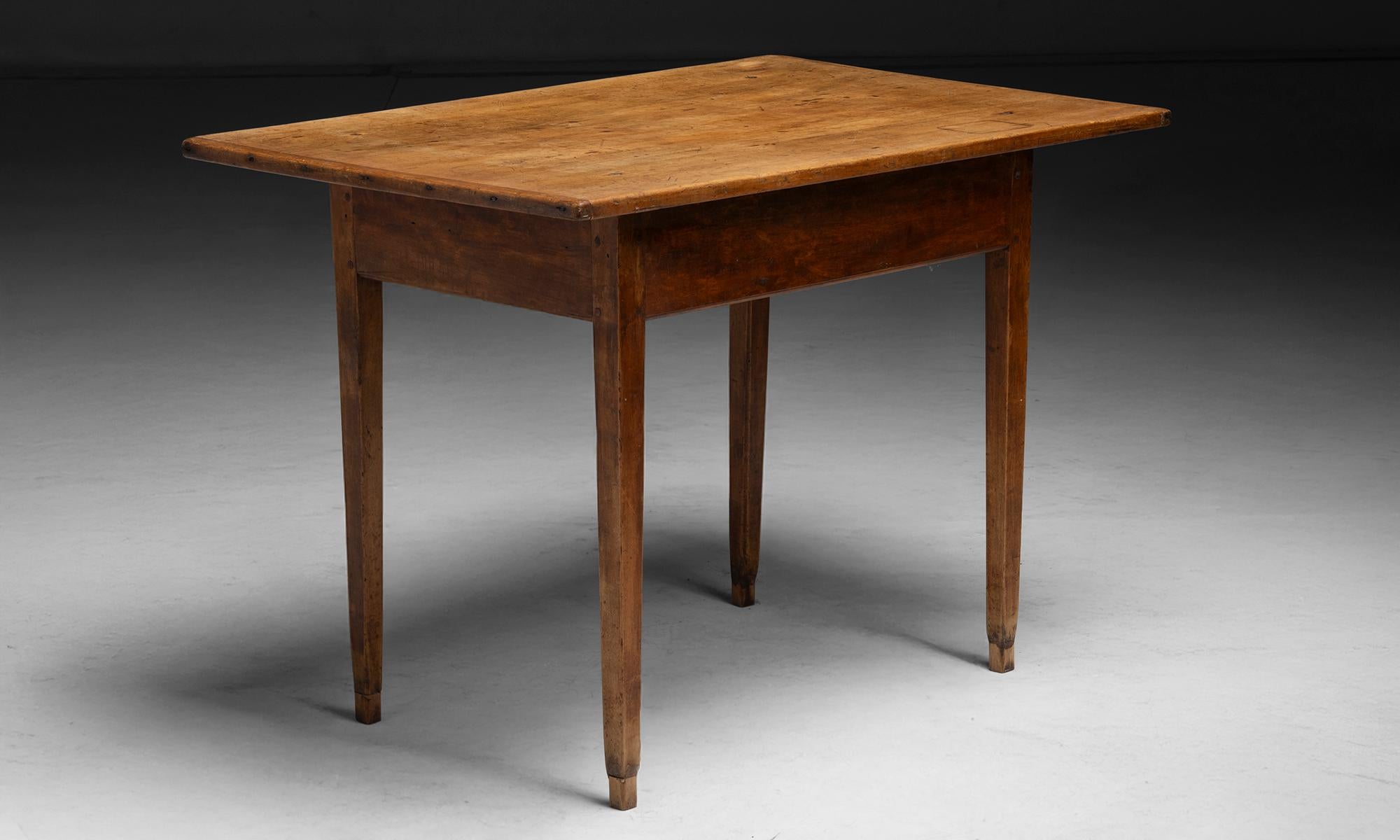 New England Pine and Birch Work Table, America circa 1810 (Kiefernholz) im Angebot