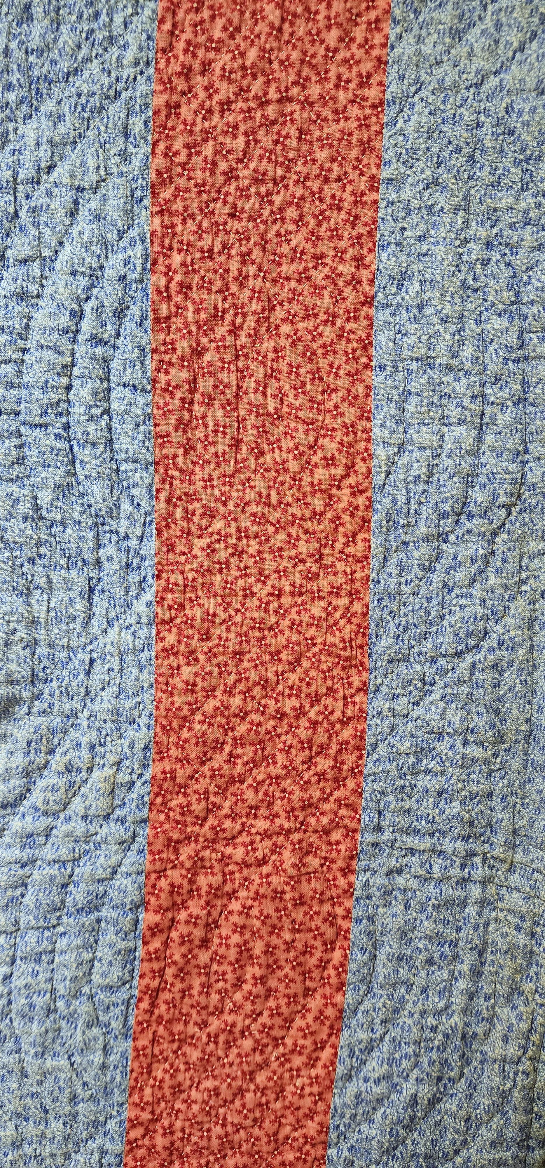Auffallend schöner Neuengland-Quilt mit dem Muster Drunkards Path. Hervorragender Zustand mit einem sehr modernen Designmuster. Dieser in Maine gefundene Quilt aus blau und rot bedruckter Baumwolle mit cremefarbener Rückseite ist in ausgezeichnetem