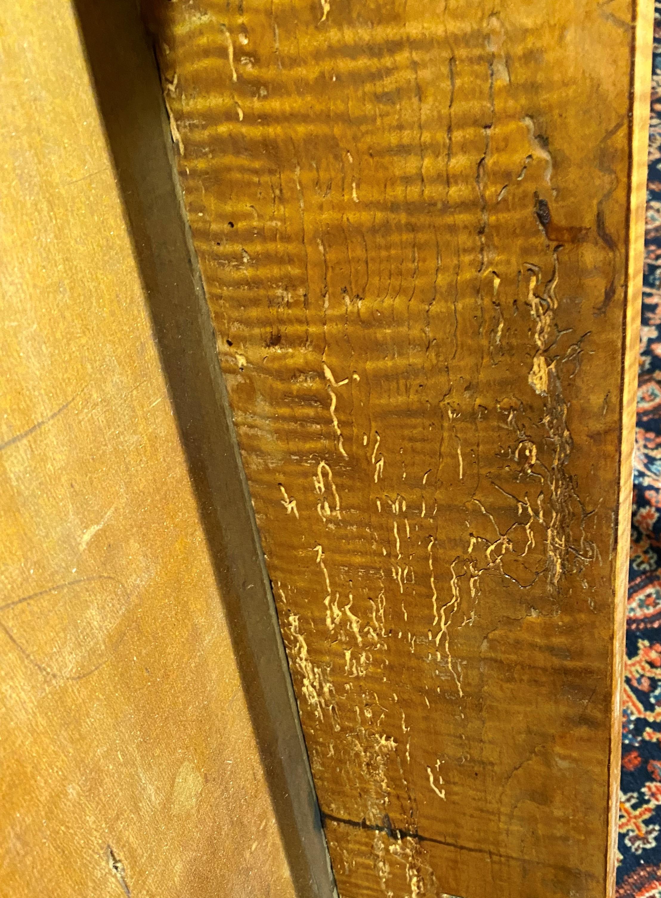 Tiger-Ahorn-Schreibtisch mit schräger Front aus Neuengland, um 1780-90 im Angebot 6