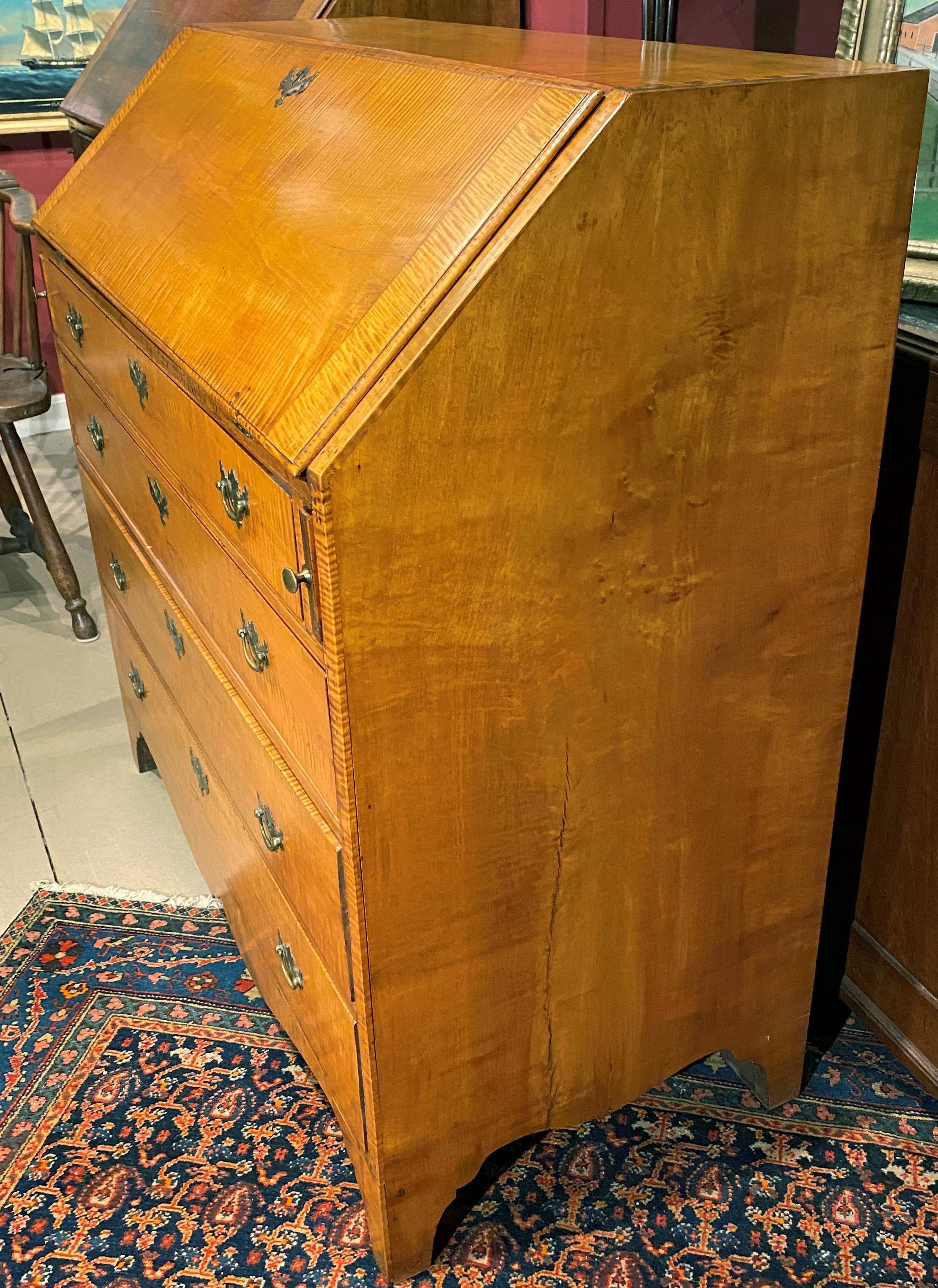 Tiger-Ahorn-Schreibtisch mit schräger Front aus Neuengland, um 1780-90 (Gegossen) im Angebot