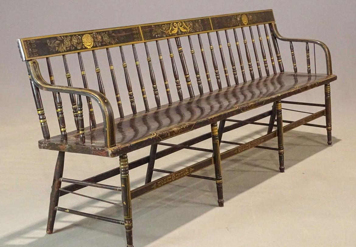 Grand banc de diacre peint et décoré au pochoir dans le style Windsor, avec des décorations dorées parcellaires, un dossier en fuseau et des accoudoirs en volute, du début au milieu du XIXe siècle. 