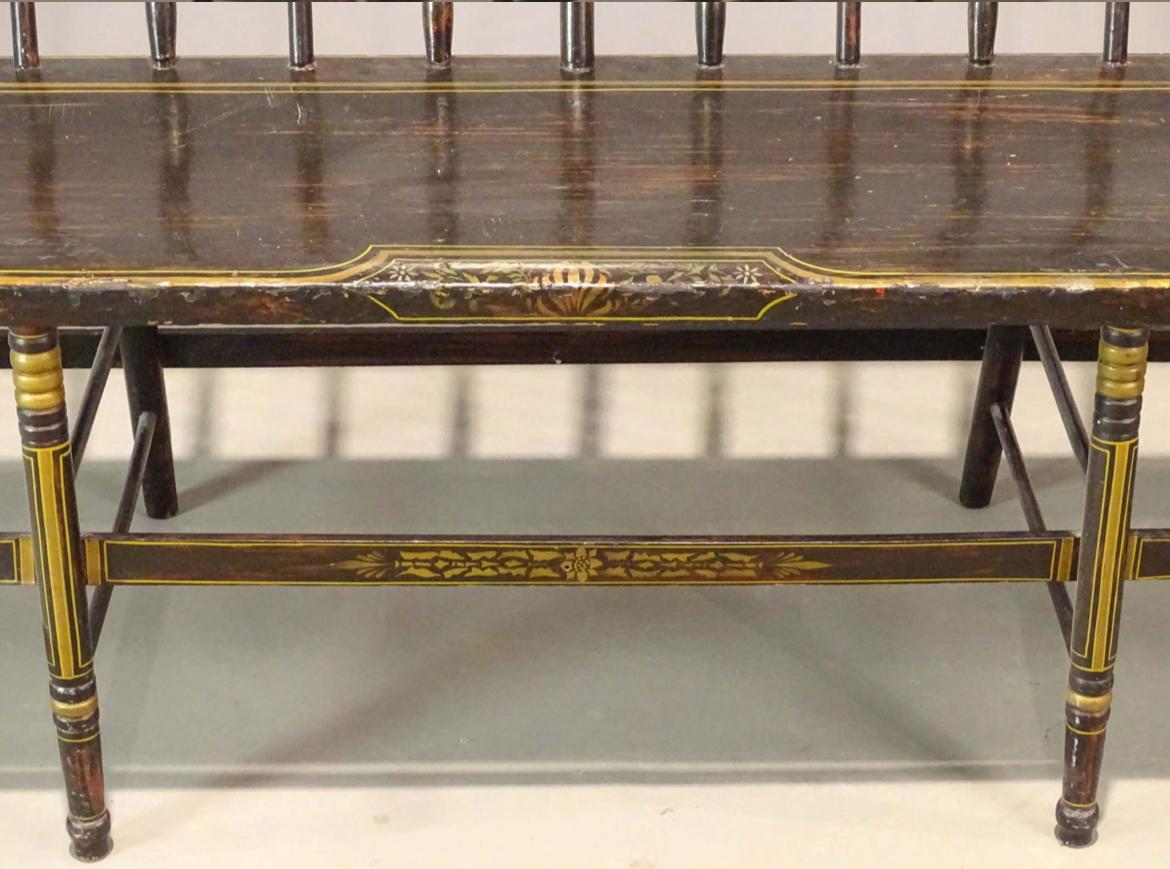 Peint à la main Banc de diacre de style Windsor de Nouvelle-Angleterre, 19e siècle en vente