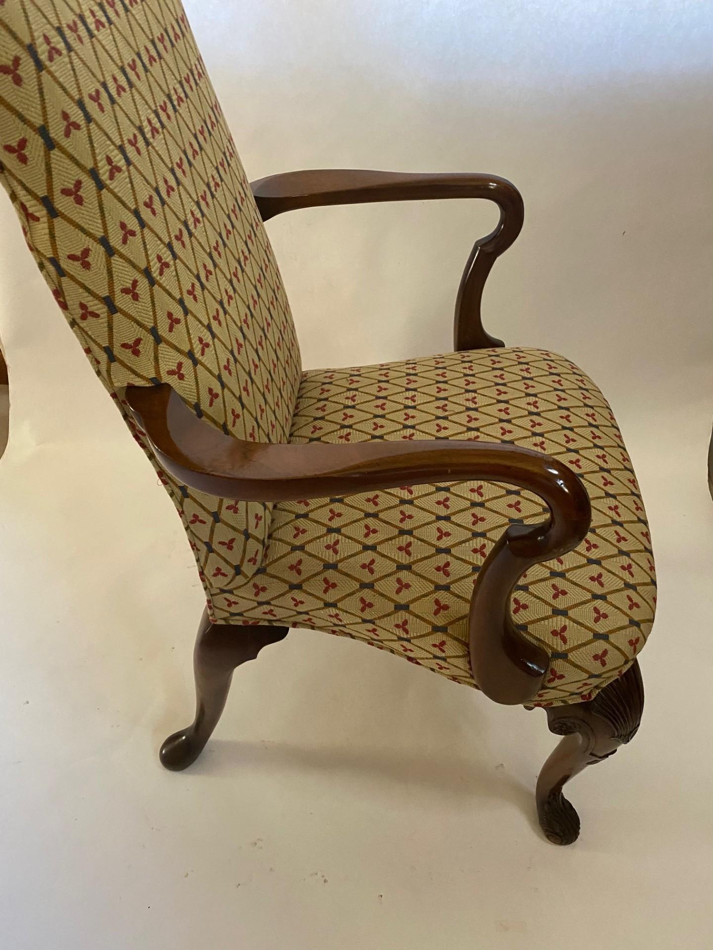 Raffinata poltrona di Wood and Hogan Walnut in stile George I, completamente imbottita, con braccioli a croce e gambe anteriori a cabriola intagliate a mano che terminano con un piede a pad.  