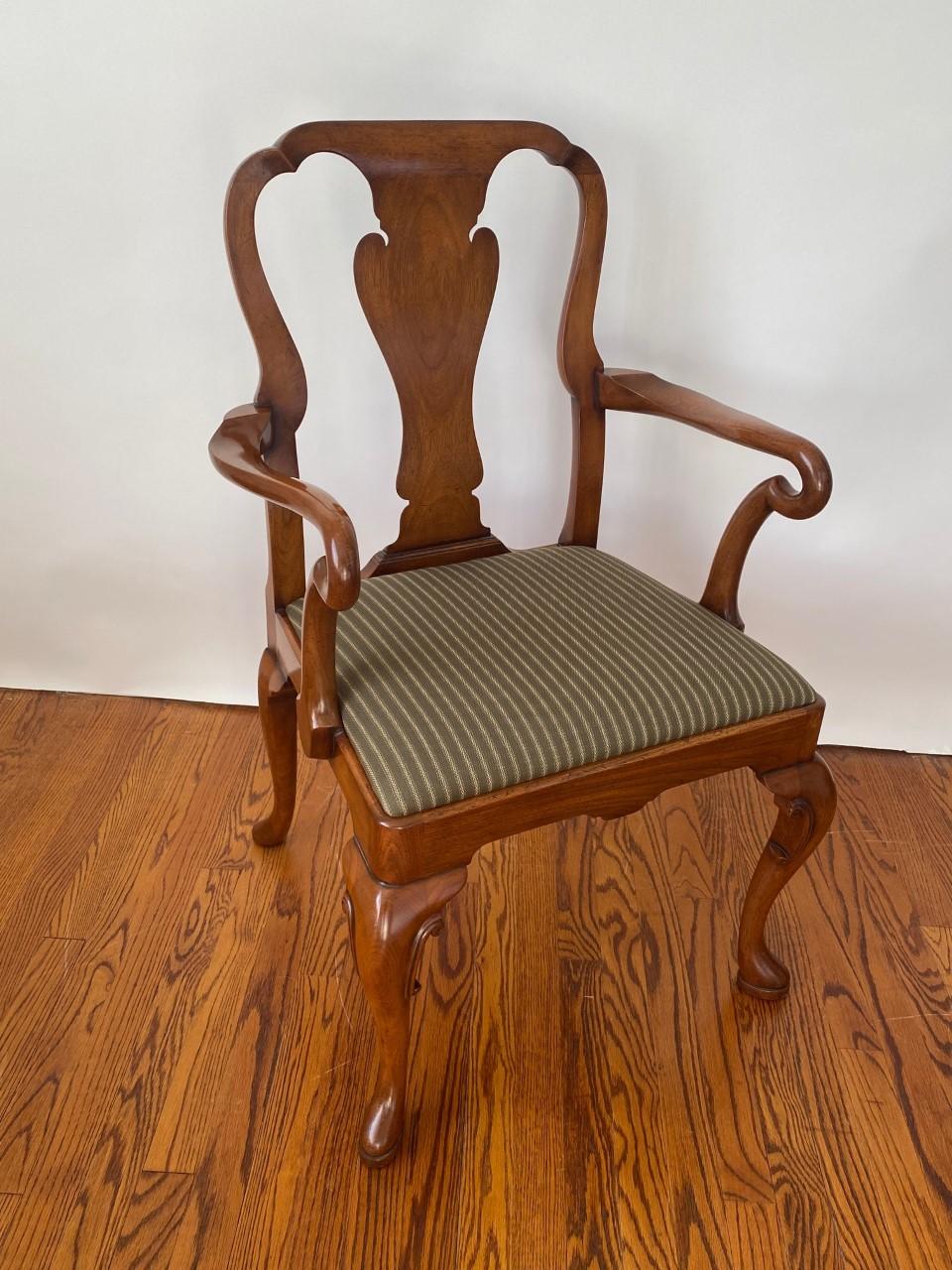 Neuer anmutiger englischer Wood & Hogan Sessel aus Nussbaum im Queen-Anne-Stil mit einer wunderbar vasenförmigen Rückenlehne und Hirtenstab-Armen.  Der gepolsterte Schlupfsitz wird von handgeschnitzten massiven Kabriole-Beinen aus Nussbaumholz