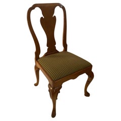 New English-Made Walnut Queen Anne Style Side Chair (Chaise d'appoint en noyer de style Queen Anne)