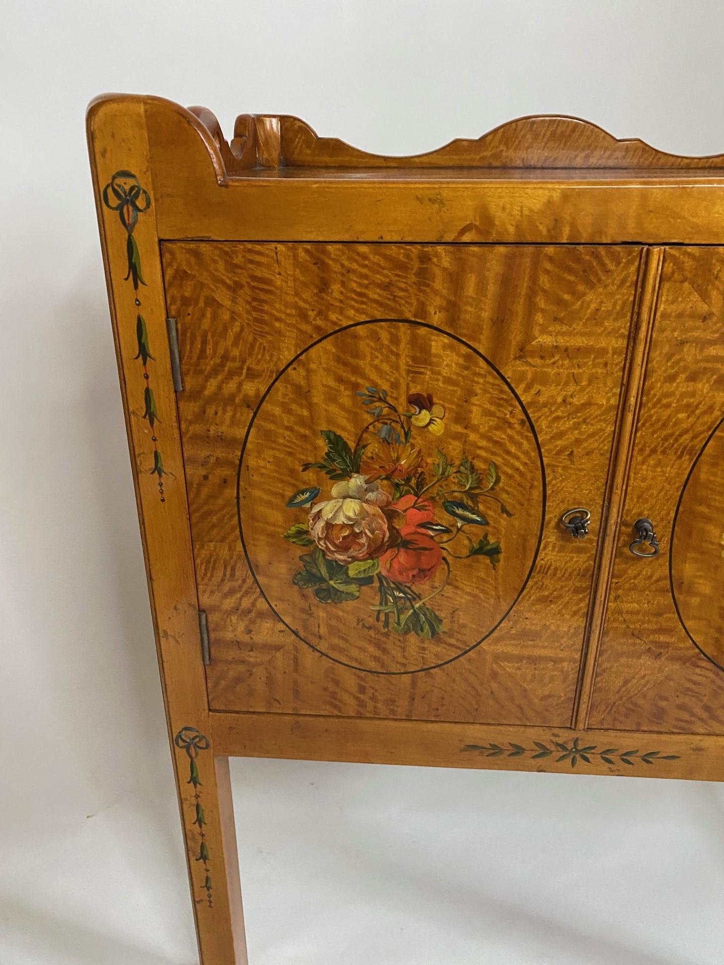 New English Satinwood Georgian Style Pot Cupboard with Hand-Painted Decoration  In New Condition For Sale In North Salem, NY