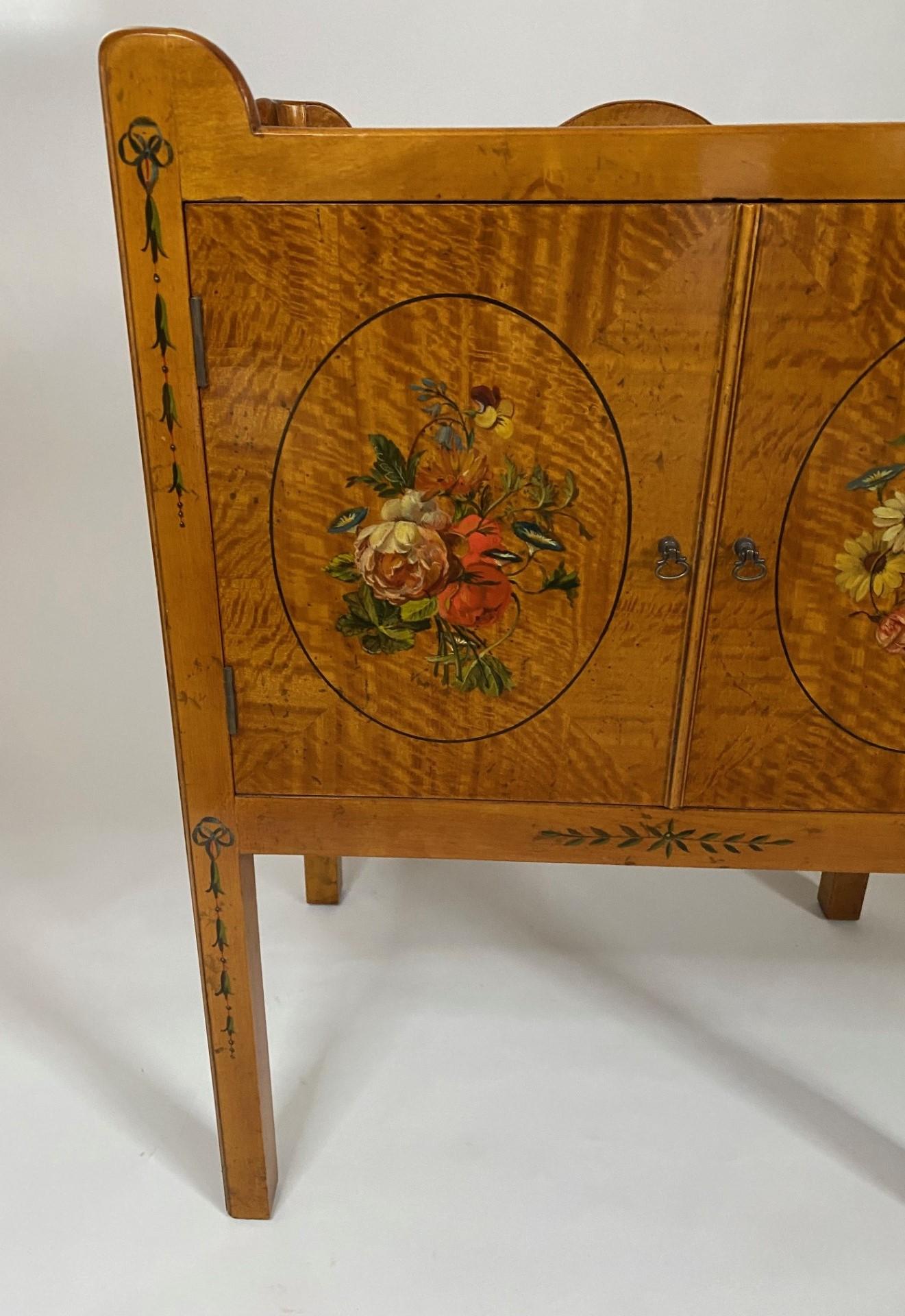 XXI secolo e contemporaneo New English Satinwood Georgian Style Pot Cupboard con decorazioni dipinte a mano in vendita