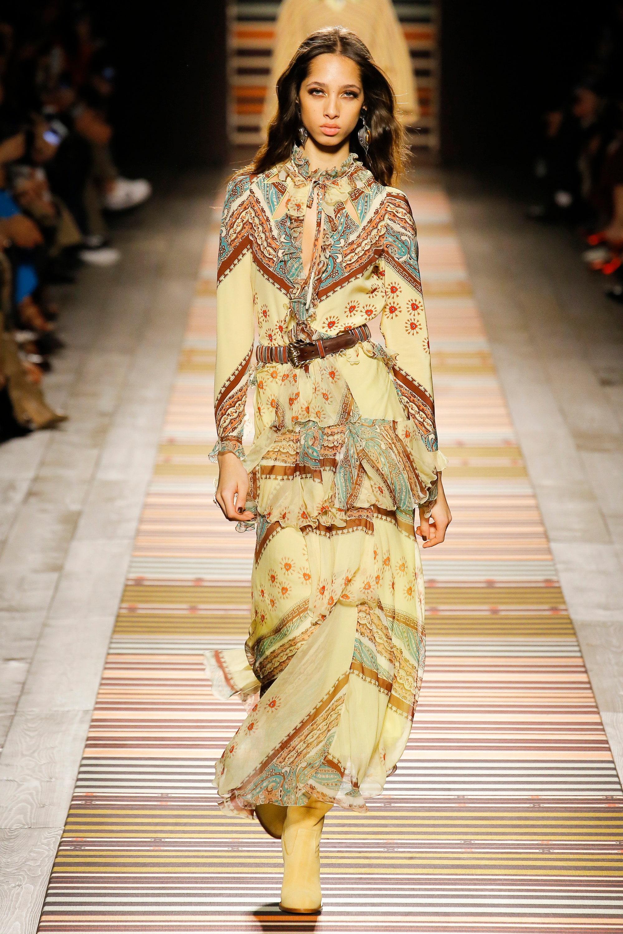 For Autumn 2018 Etro takes a journey to the land of the endless horizon. For this collection, Veronica Etro found inspiration in the long shadows and dusty colourscapes of wide western landscapes wrapped up in the graphic sensibilities of European