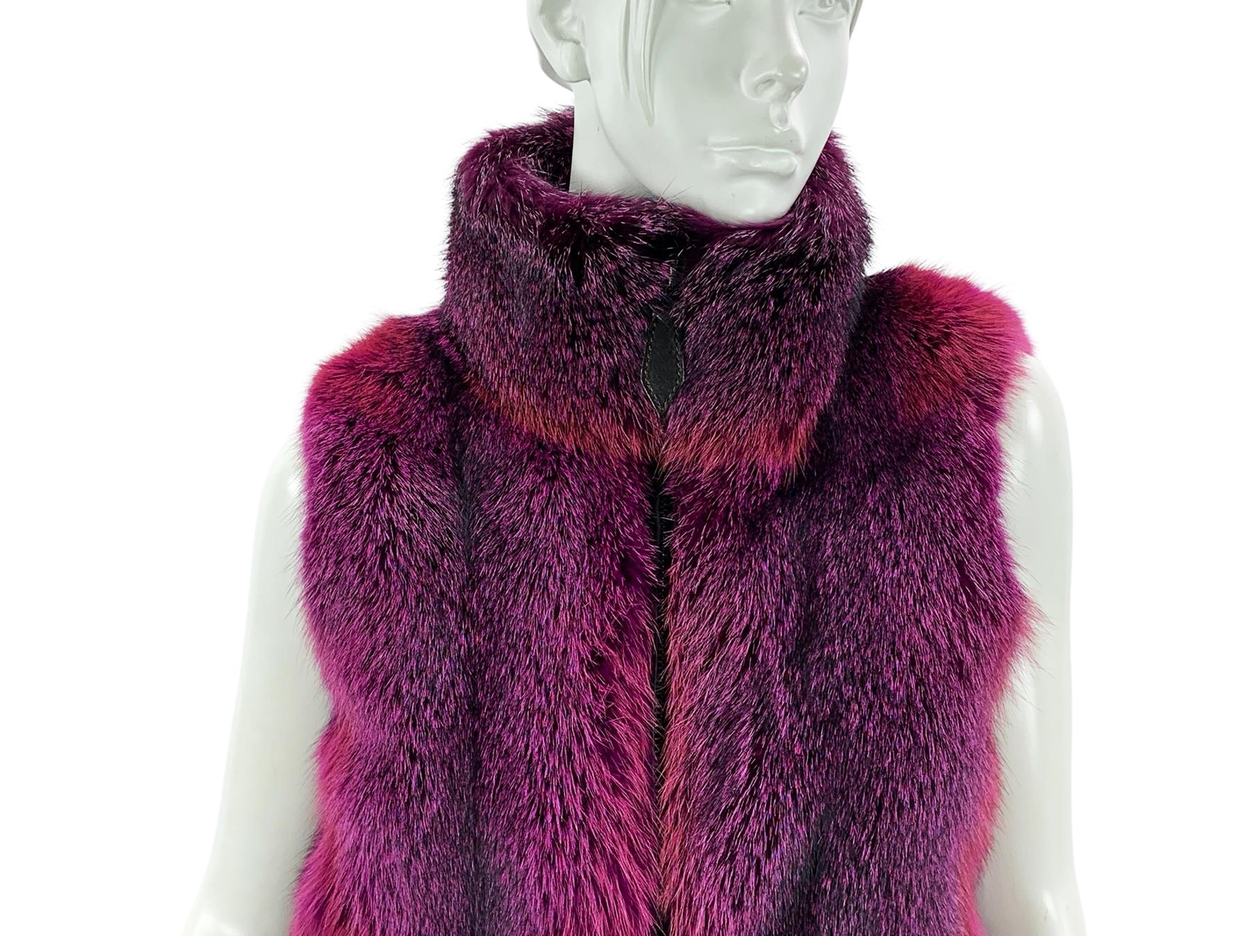 &New Etro Echtpelzweste  mit Halsband
Größe ca. - S / M 
Kein Label für die Zusammensetzung - Pelz fühlt sich an wie ein Biber. 
Mehrfarbig - mehrere Schattierungen von Rosa.
Reißverschluss vorne, zwei Seitentaschen.
Maße: Länge - 22 Zoll,