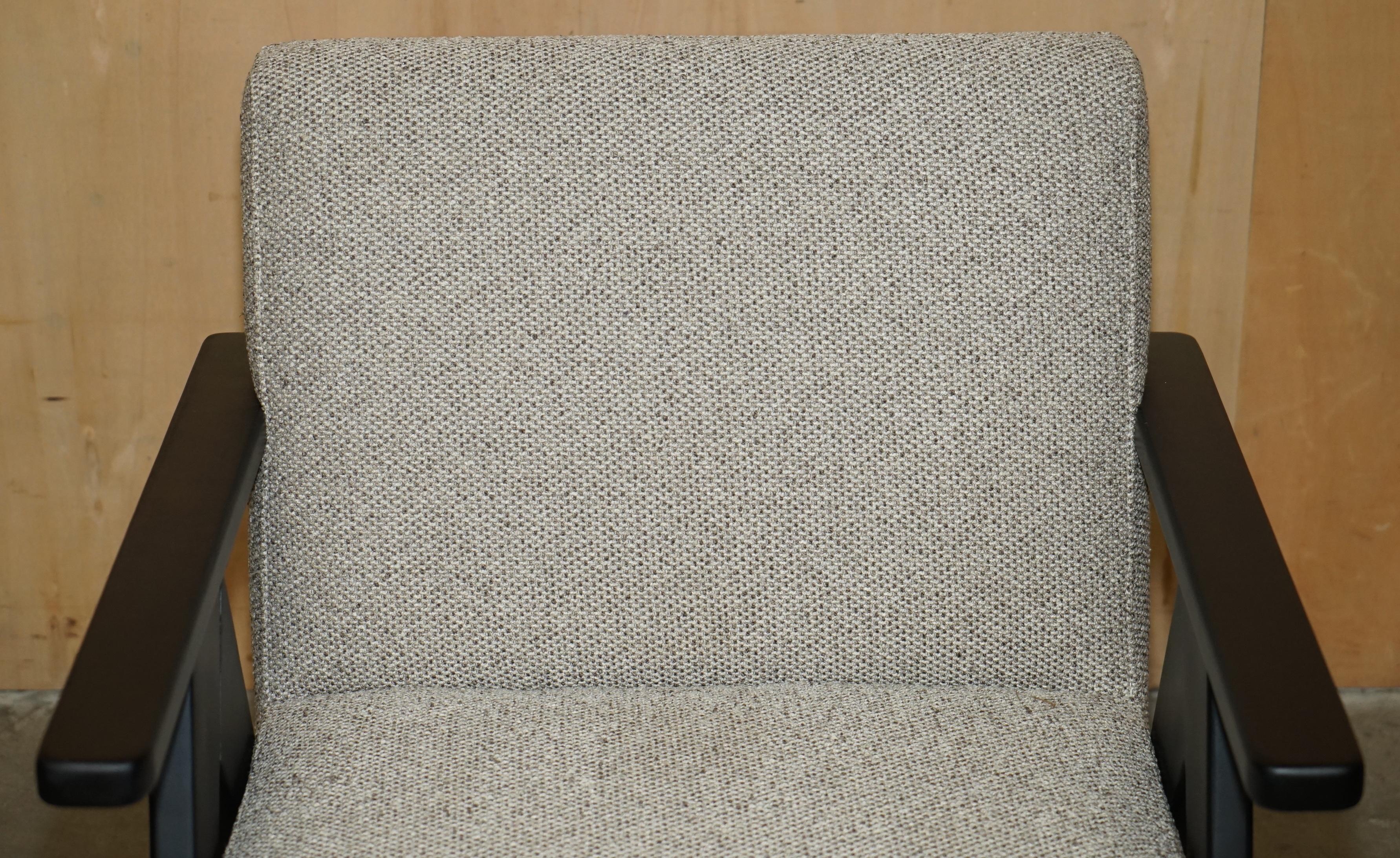 NEW EXDISPLAY NORDIC STYLE EDGAR ARMCHAIR MIT BEECH WOOD FRAME & OATMEAL FABRIC (Moderne der Mitte des Jahrhunderts) im Angebot