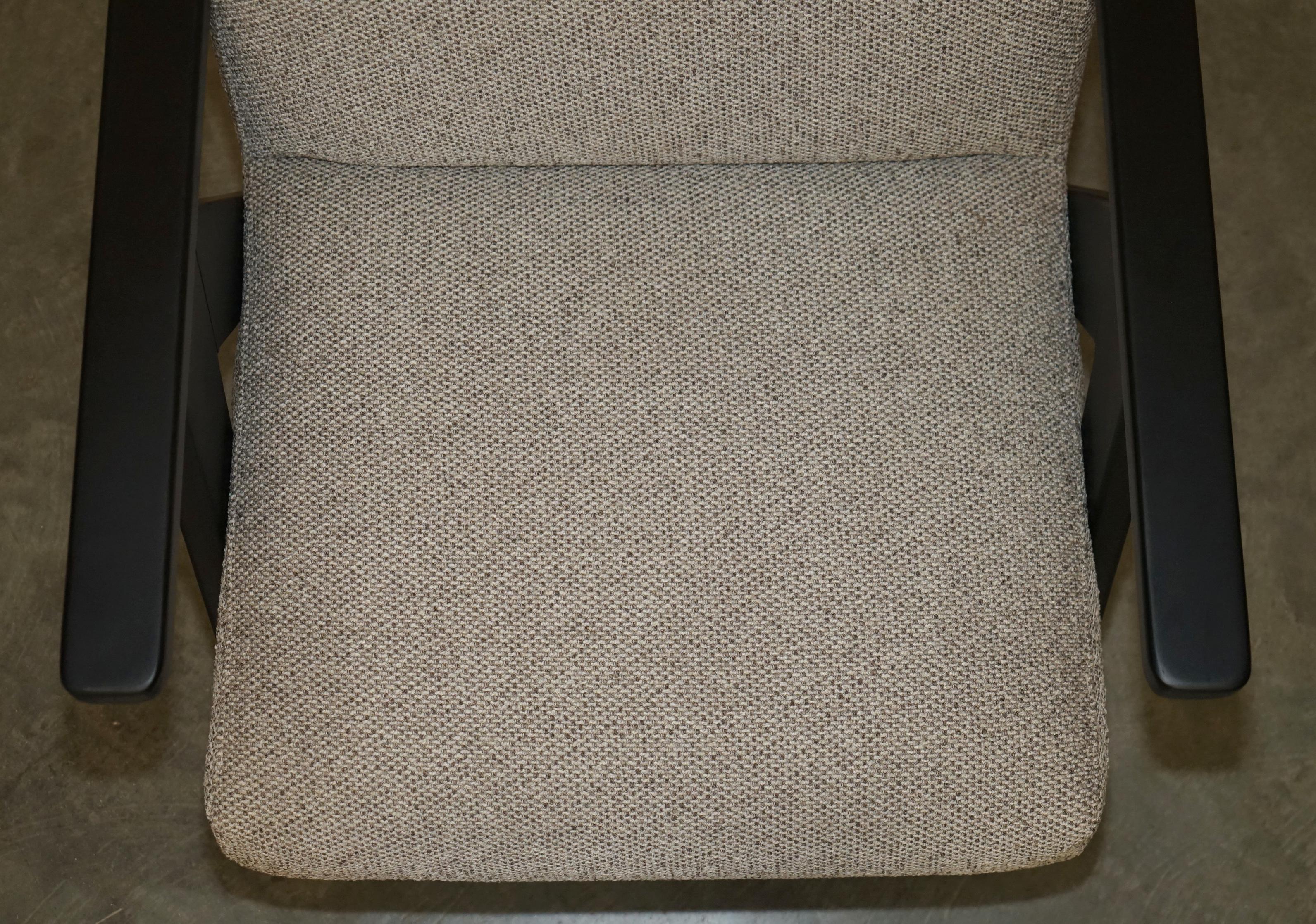 NEW EXDISPLAY NORDIC STYLE EDGAR ARMCHAIR MIT BEECH WOOD FRAME & OATMEAL FABRIC (Handgefertigt) im Angebot