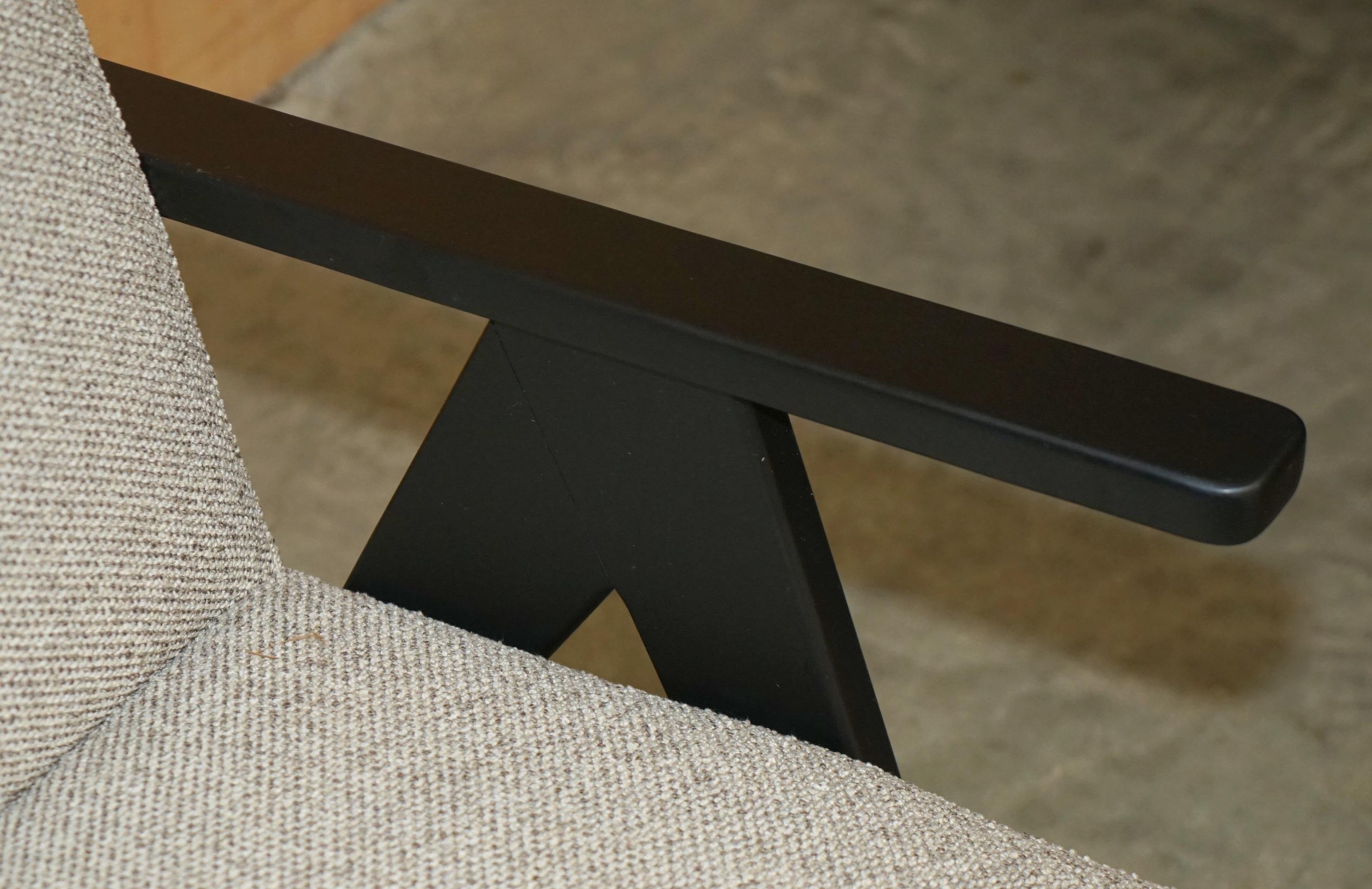 NEW EXDISPLAY NORDIC STYLE EDGAR ARMCHAIR MIT BEECH WOOD FRAME & OATMEAL FABRIC im Zustand „Gut“ im Angebot in West Sussex, Pulborough