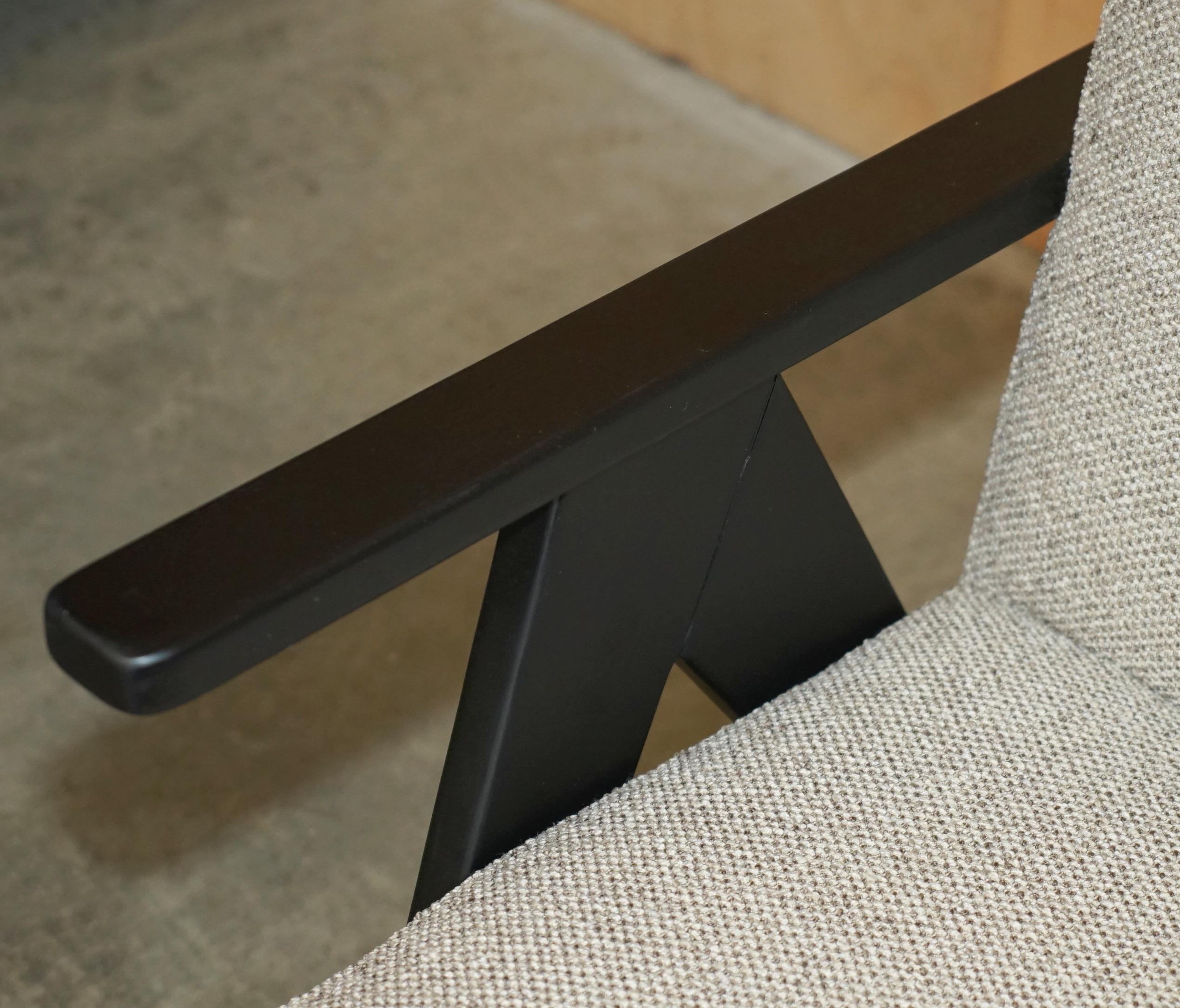 NEW EXDISPLAY NORDIC STYLE EDGAR ARMCHAIR MIT BEECH WOOD FRAME & OATMEAL FABRIC (20. Jahrhundert) im Angebot