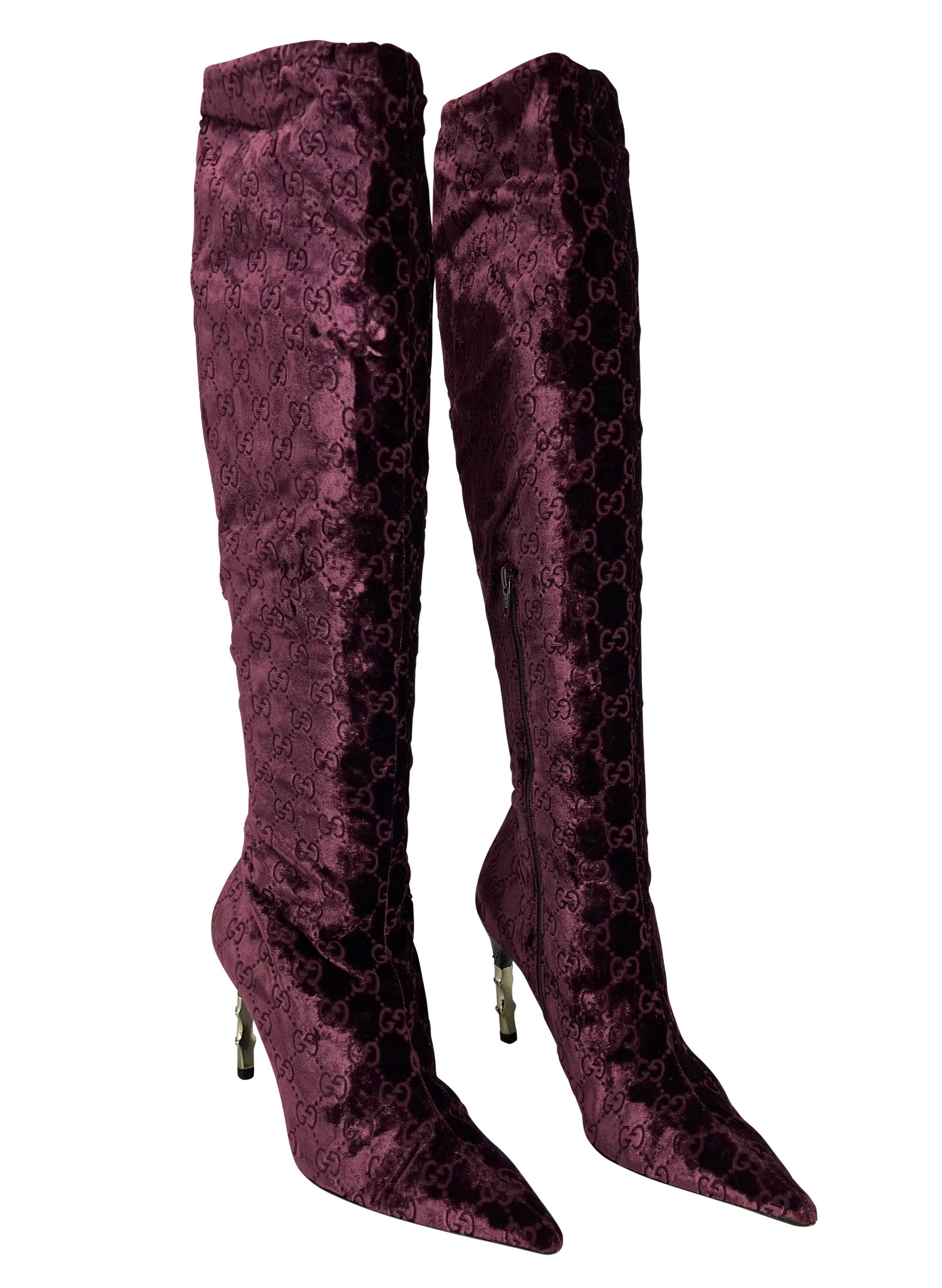 Wir präsentieren ein fabelhaftes Paar burgunderroter Gucci-Stiefel mit 'GG'-Monogramm-Absatz aus Samt, entworfen von Tom Ford. Diese Stiefel aus der Herbst/Winter-Kollektion 2004 sind mit dem berüchtigten GG-Print der Marke bedruckt und mit einem