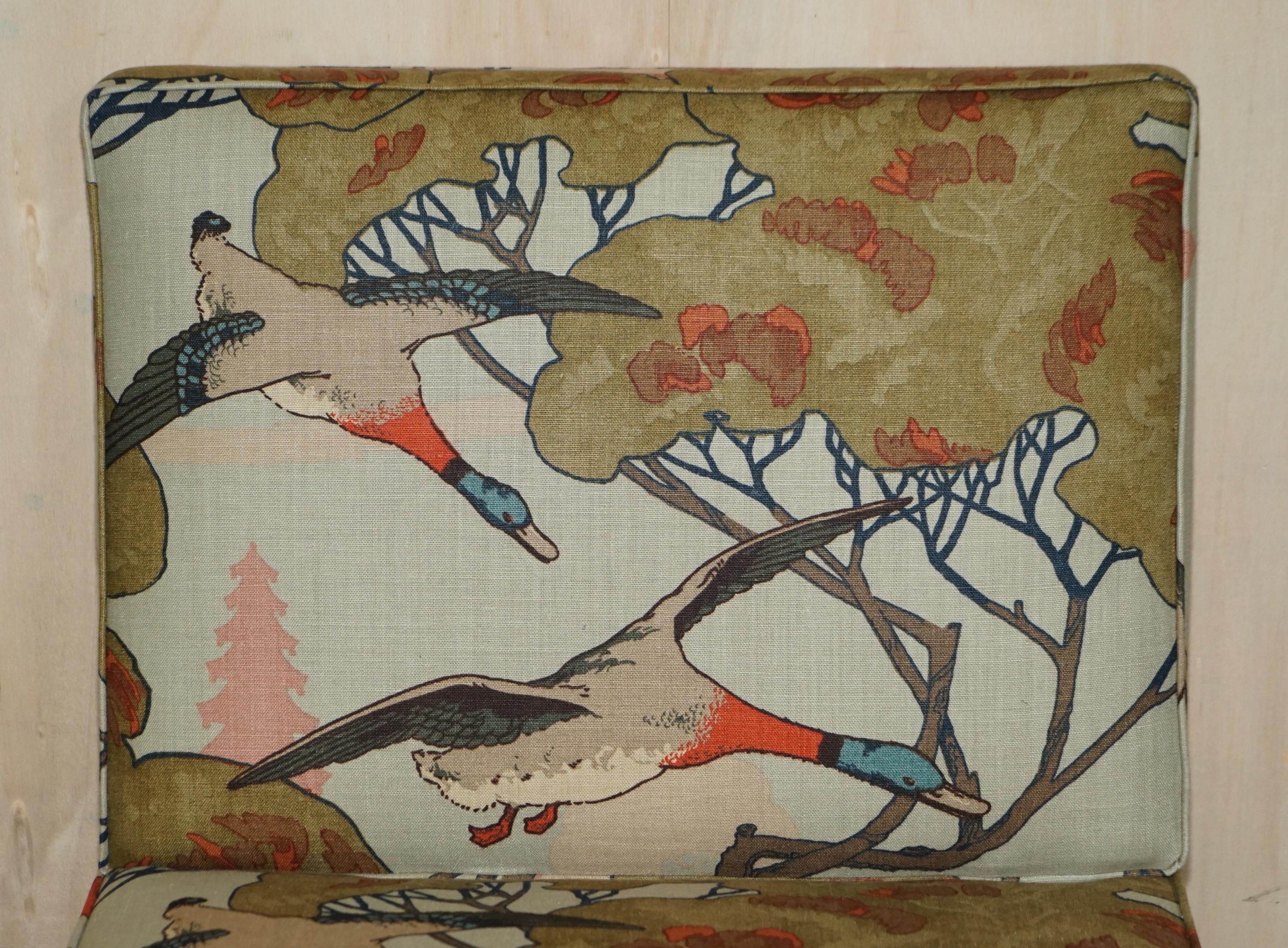 Art déco Fauteuil George Smith Norris en tissu neuf rembourré de canards volants Mulberry en vente