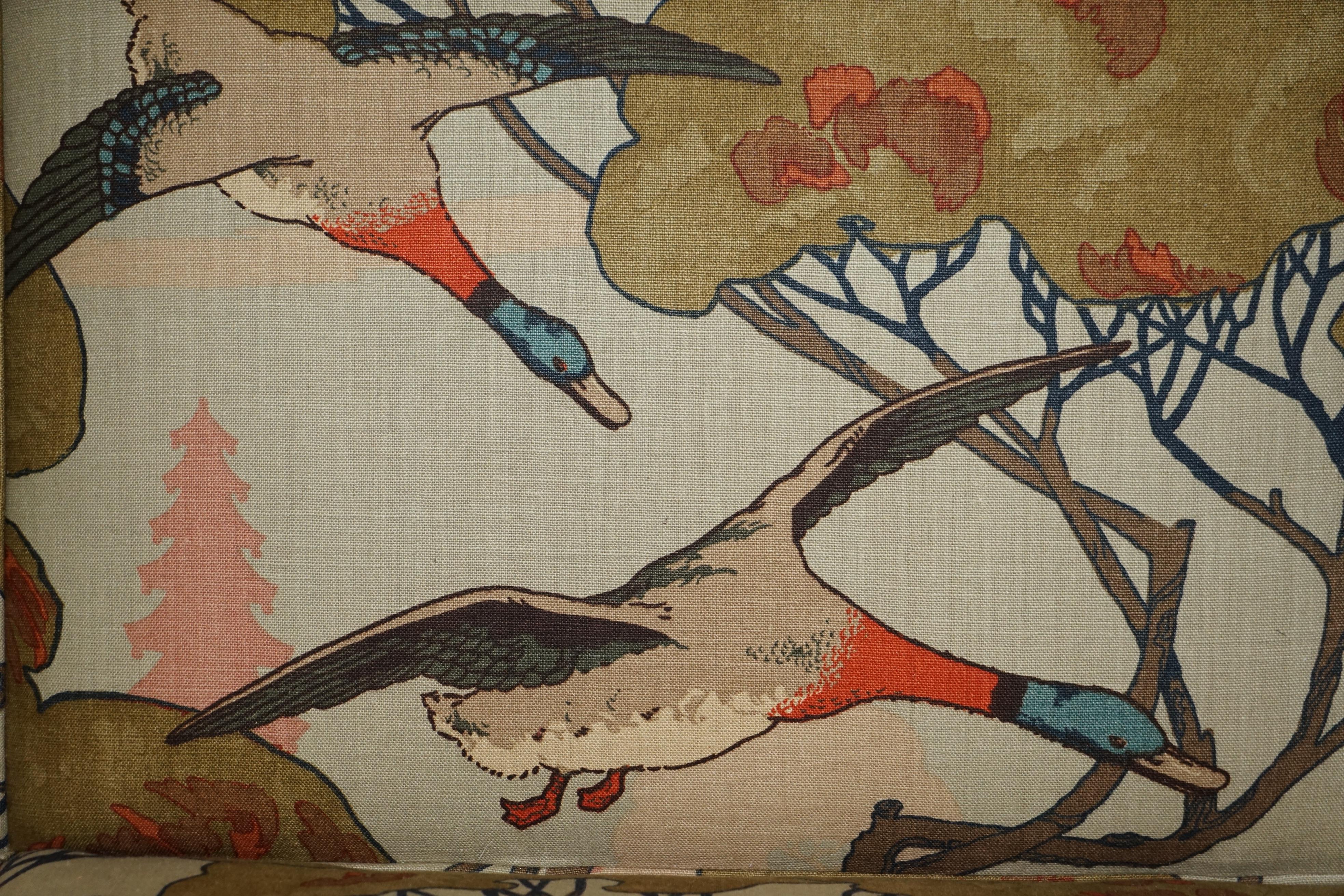XXIe siècle et contemporain Fauteuil George Smith Norris en tissu neuf rembourré de canards volants Mulberry en vente