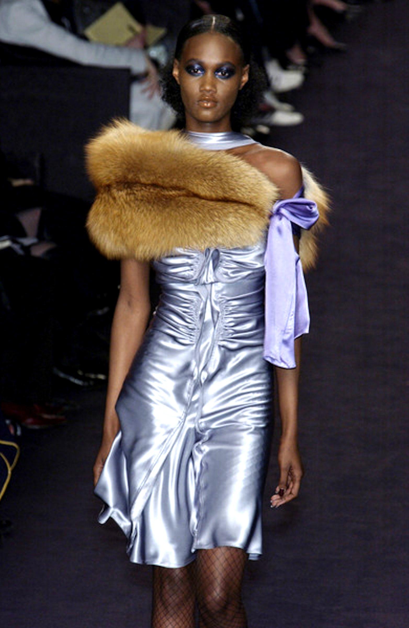 NEU Berühmtes Yves Saint Laurent Tom Ford 2003 Silbergraues Seidenabendkleid 38 im Angebot 7
