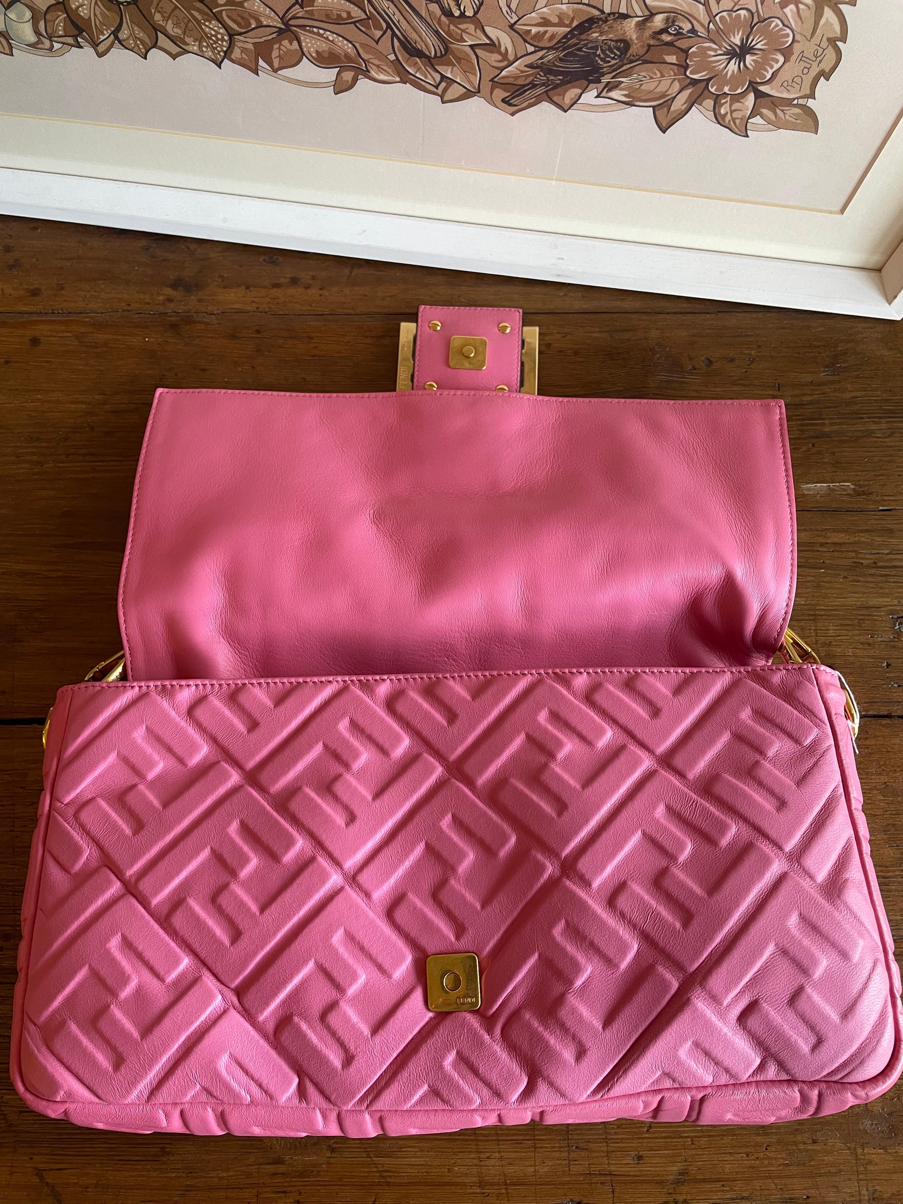 New Fendi baguette bag in pink nappa leather. 3