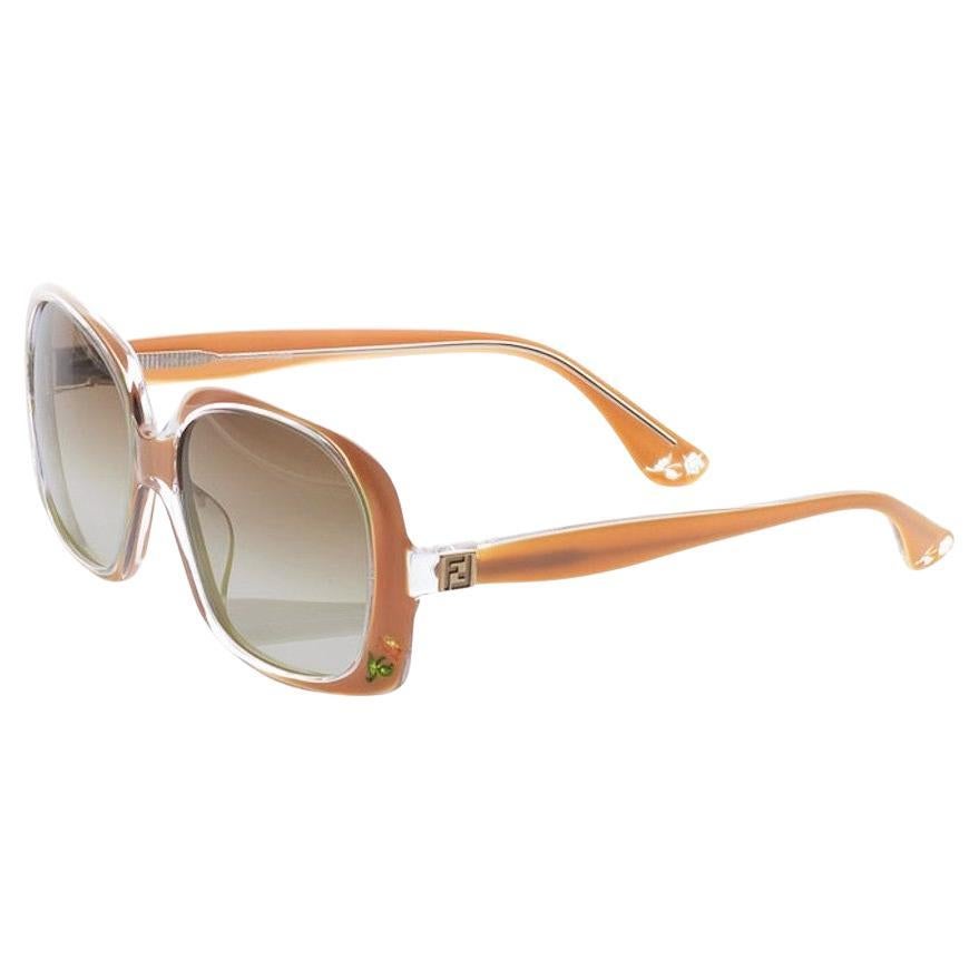  Gafas de sol Fendi Rose
Nuevo
*Impresionantes gafas de sol con incrustaciones de rosa
* Parte delantera e interior beige
* Detalle de incrustaciones de rosas en la parte delantera y los laterales
* Detalles FF sobre los Templos
* Fabricado en