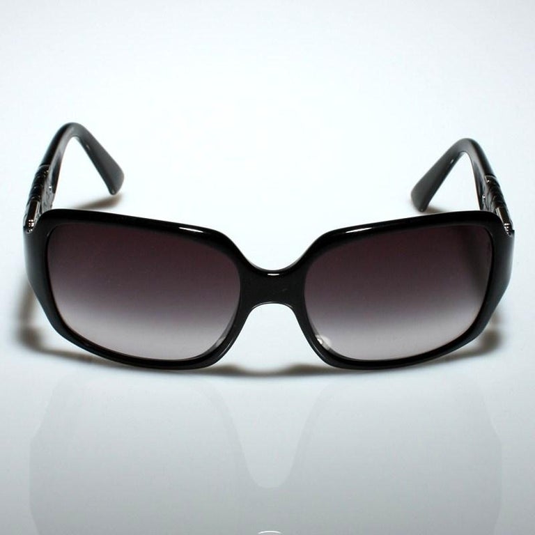 New Fendi Black Buckle Leather Sunglasses with Case For Sale  display picture 2