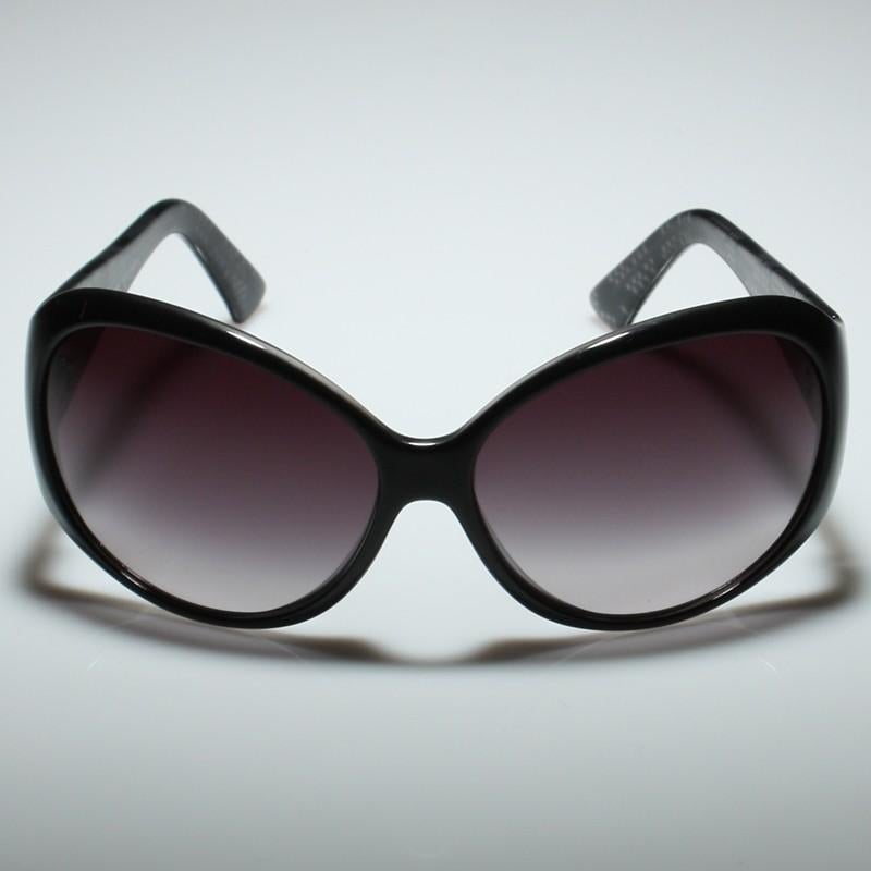  New Fendi Black Logo Sunglasses with Case Pour femmes 