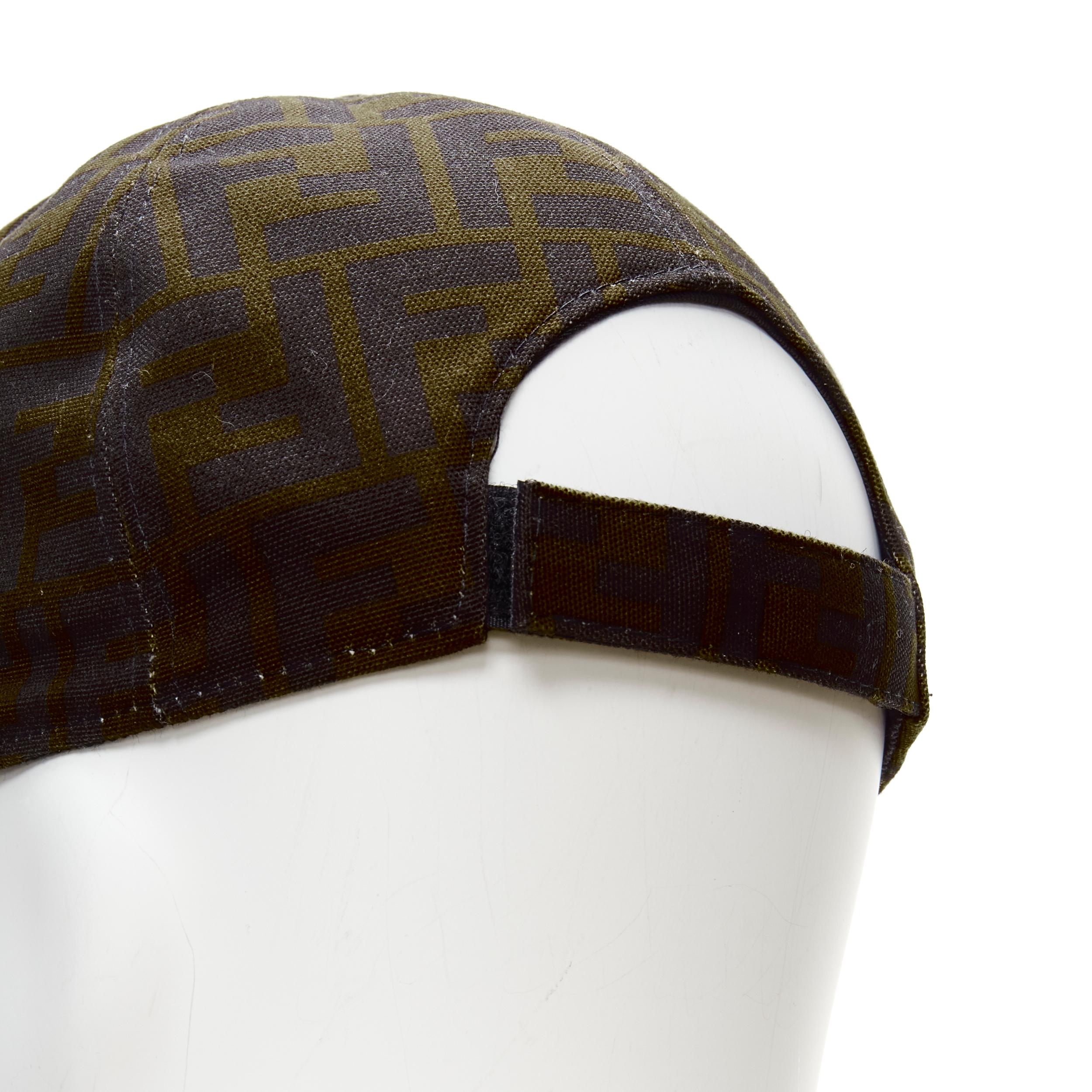 FENDI cape baseball marron Forever FF Zucca avec bordure jaune et monogramme 58 cm 
Référence : ANWU/A00121 
Marque : Fendi 
Matériau : Polyester 
Couleur : marron 
Motif : Solide 
Fermeture : Magic Tape Détail supplémentaire : Passepoil jaune au