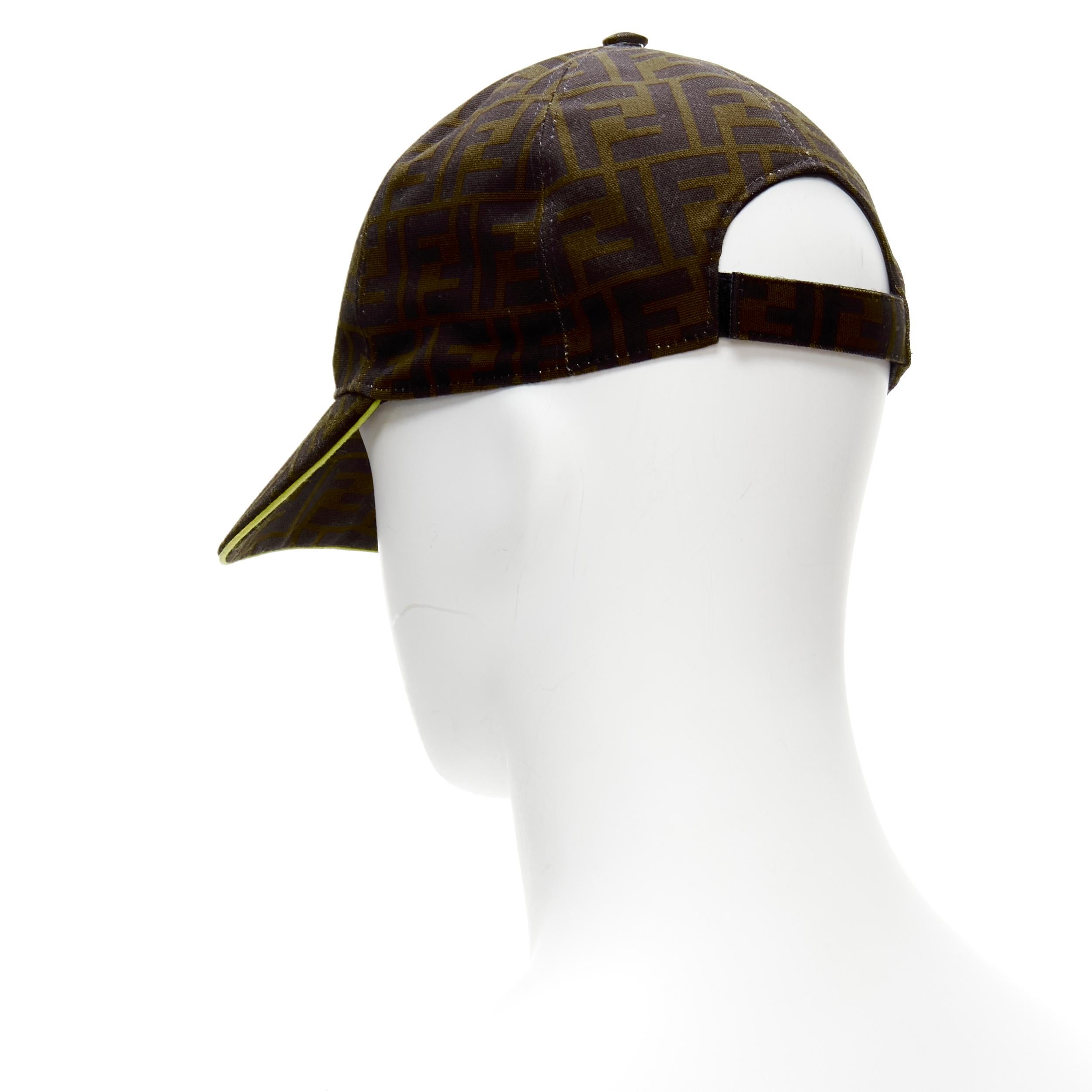 FENDI cape baseball marron Forever FF Zucca avec bordure jaune et monogramme 58 cm Neuf à Hong Kong, NT