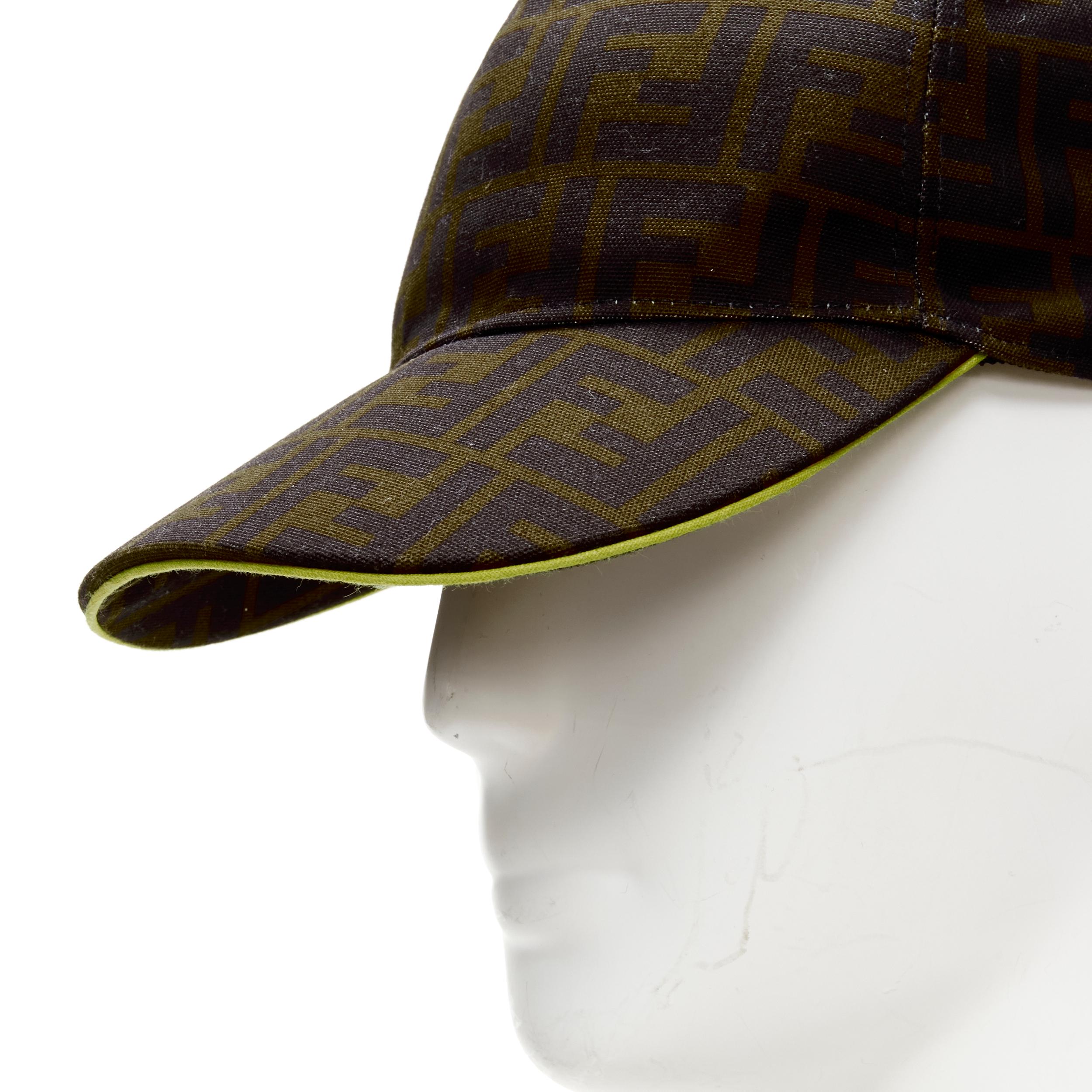  FENDI cape baseball marron Forever FF Zucca avec bordure jaune et monogramme 58 cm Pour hommes 