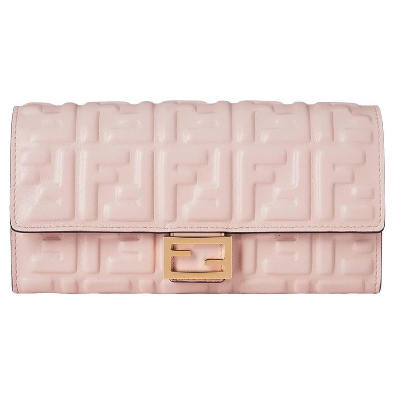 Fendi - Pochette portefeuille en cuir avec monogramme FF, rose bonbon,  baguette, état neuf En vente sur 1stDibs