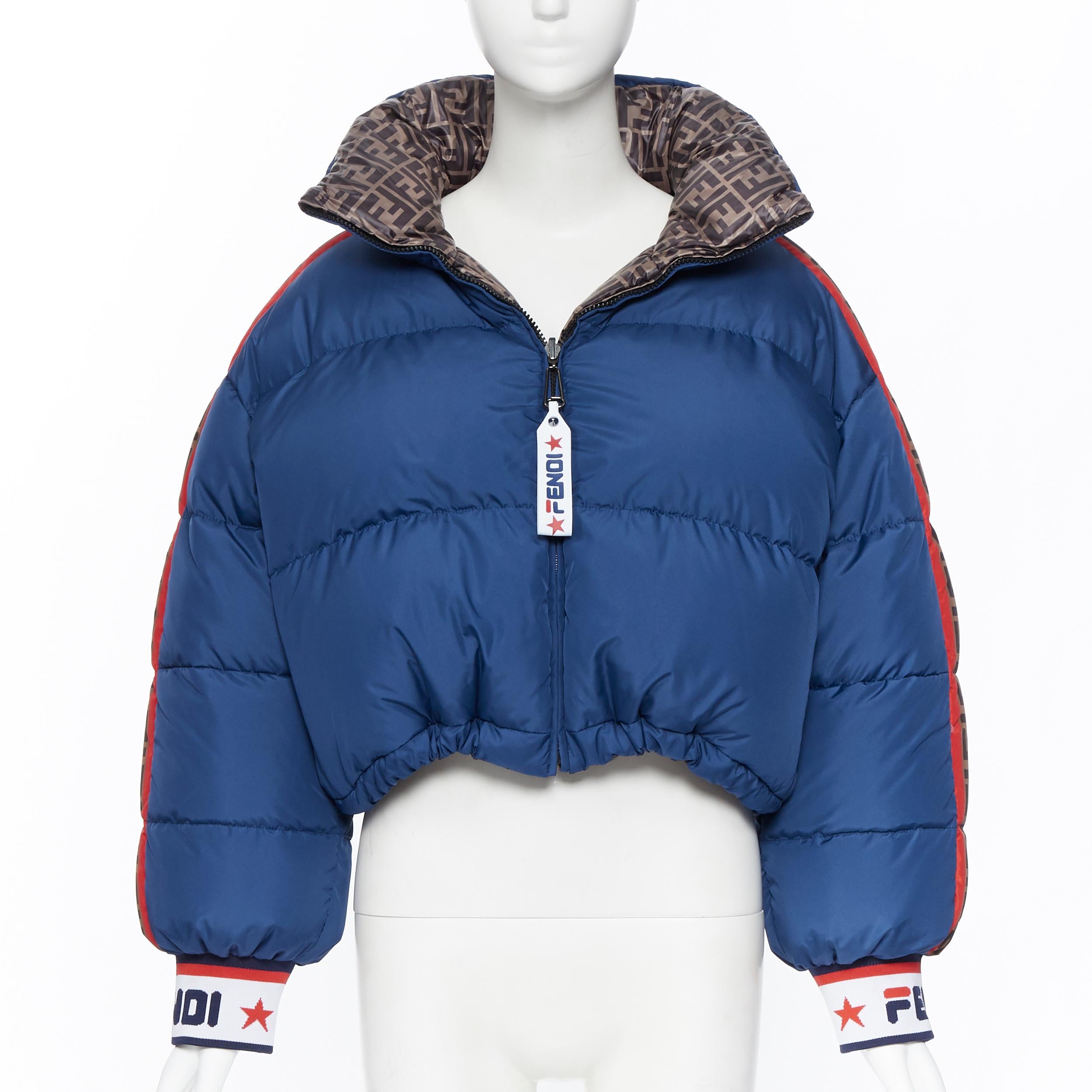 new FENDI Fila Mania Zucca monogram blue goose down cropped puffer jacket S
Brand: Fendi
Collection: Fila Collaboration
Model Name / Style: Goose bomber
Material: Nylon
Color: Blue
Pattern: Solid
Closure: Zip
Extra Detail: From the Fila Mania X