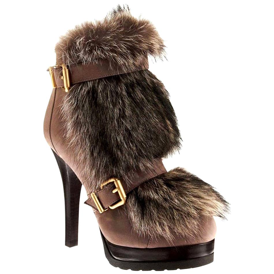 Stivali in pelliccia di Karl Lagerfeld for Fendi
Nuovo di zecca
* Euro: 39
* La splendida pelliccia di castoro riveste la parte anteriore e interna degli stivali.
* Pelle Nubuck morbida color taupe
* Zip sulla schiena
* Piattaforma anteriore da