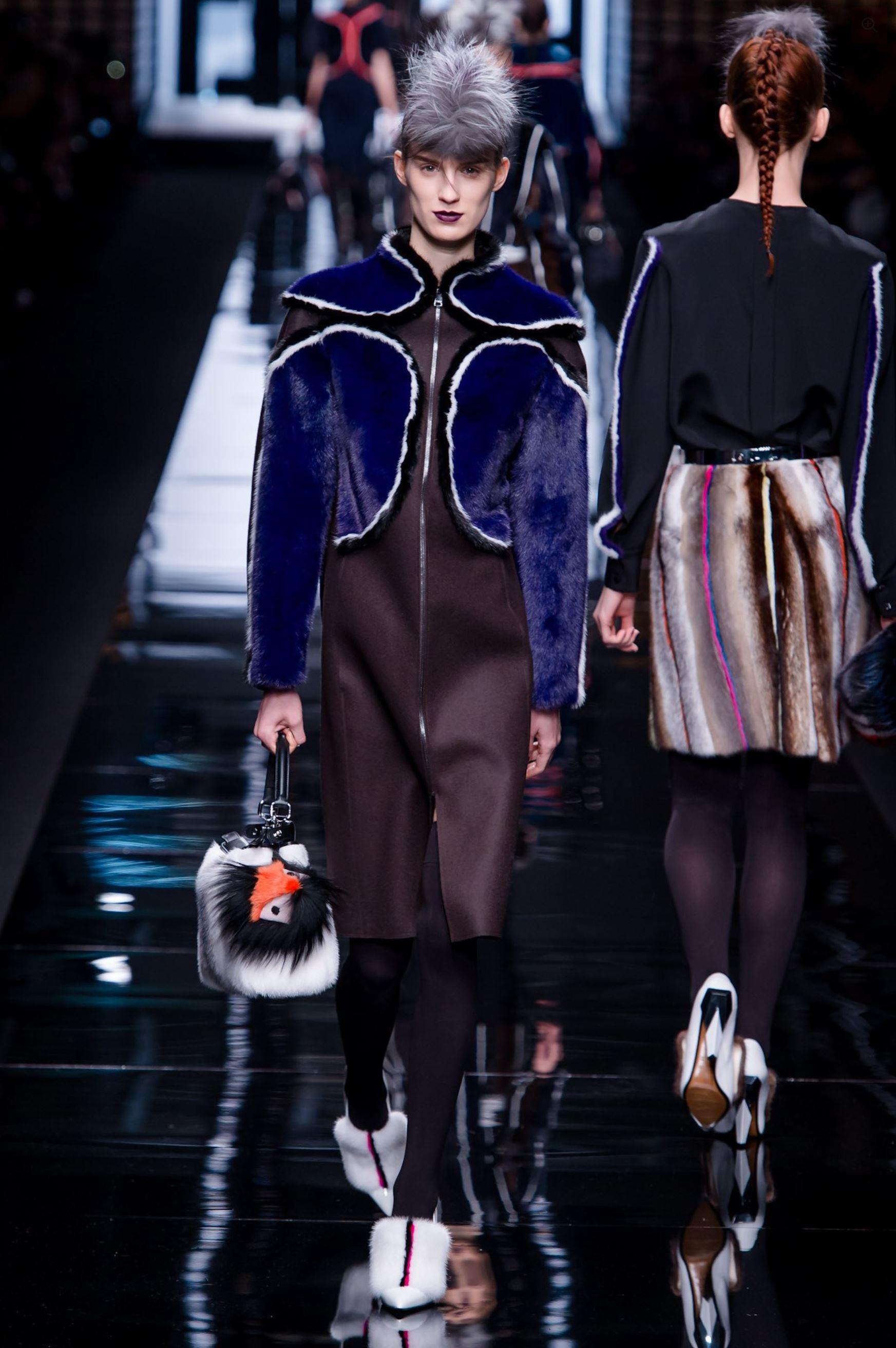 Neuf avec boîte
Rare Fendi par Karl Lagerfeld
F/W 2013
Bottines à talon en cuir verni et fourrure de renard
Série des monstres
Taille : 40
Cuir verni blanc
Fourrure de renard blanc, rose et noir
Talon Art Déco en cuir verni et miroir
Hauteur du