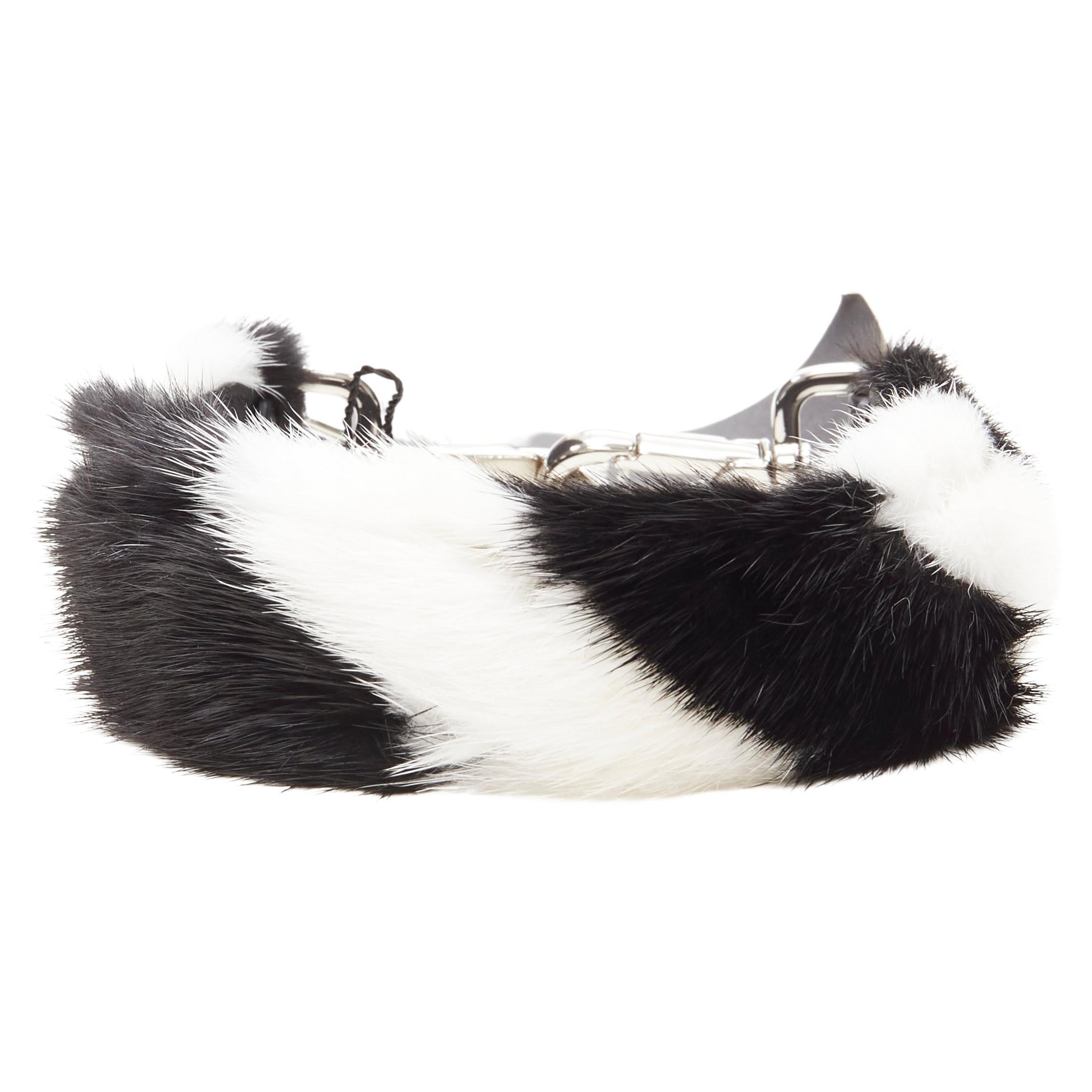 FENDI Mini Strap You - Sac à poignée courte en fourrure noire et blanche, état neuf
