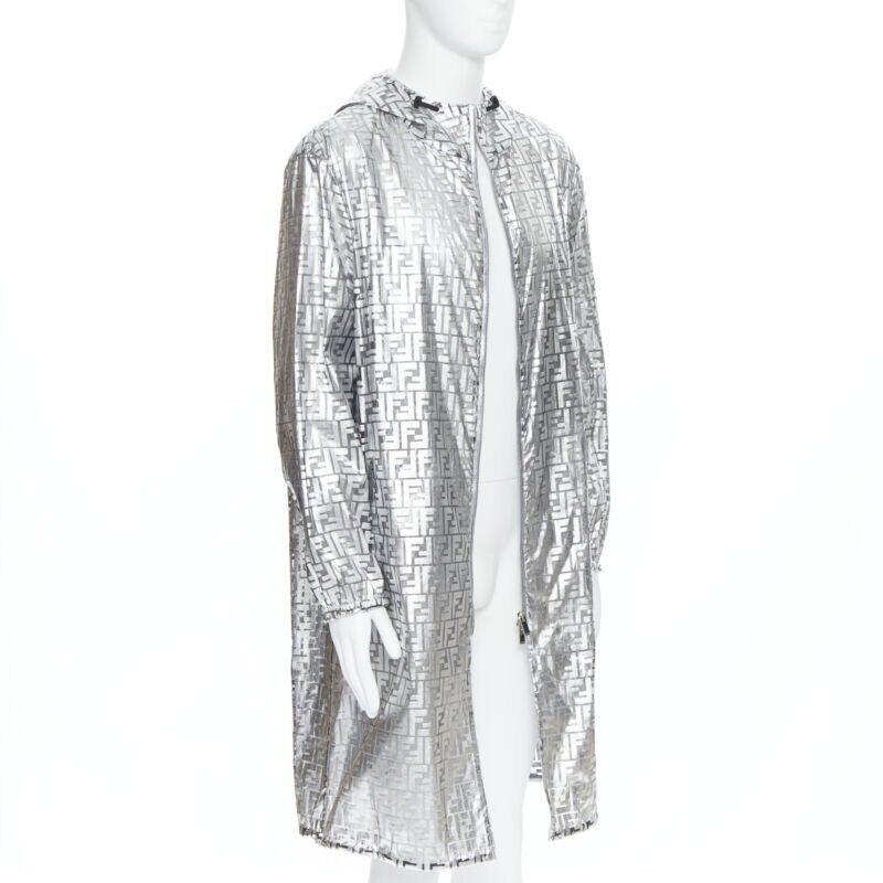 FENDI Nicki Minaj Drucke auf Metallic Silber FF Zucca Monogramm Anorak-Mantel L im Zustand „Neu“ im Angebot in Hong Kong, NT