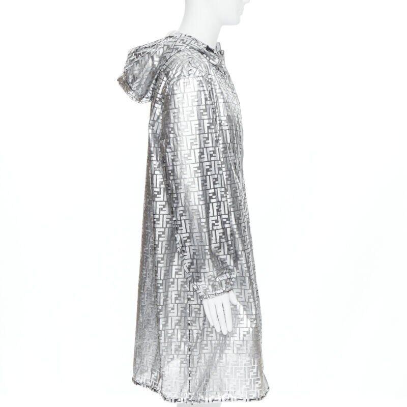 FENDI Nicki Minaj Drucke auf Metallic Silber FF Zucca Monogramm Anorak-Mantel L Damen im Angebot