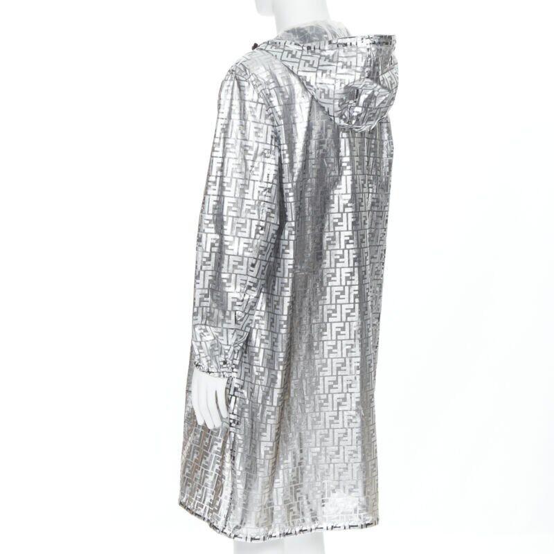 FENDI Nicki Minaj Drucke auf Metallic Silber FF Zucca Monogramm Anorak-Mantel L im Angebot 2