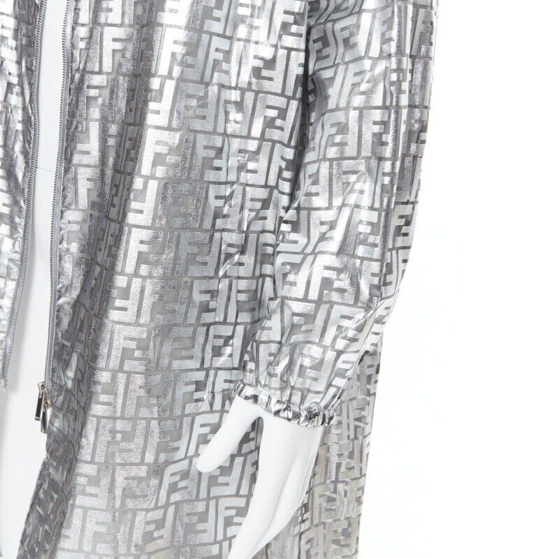 FENDI Nicki Minaj Drucke auf Metallic Silber FF Zucca Monogramm Anorak-Mantel L im Angebot 5