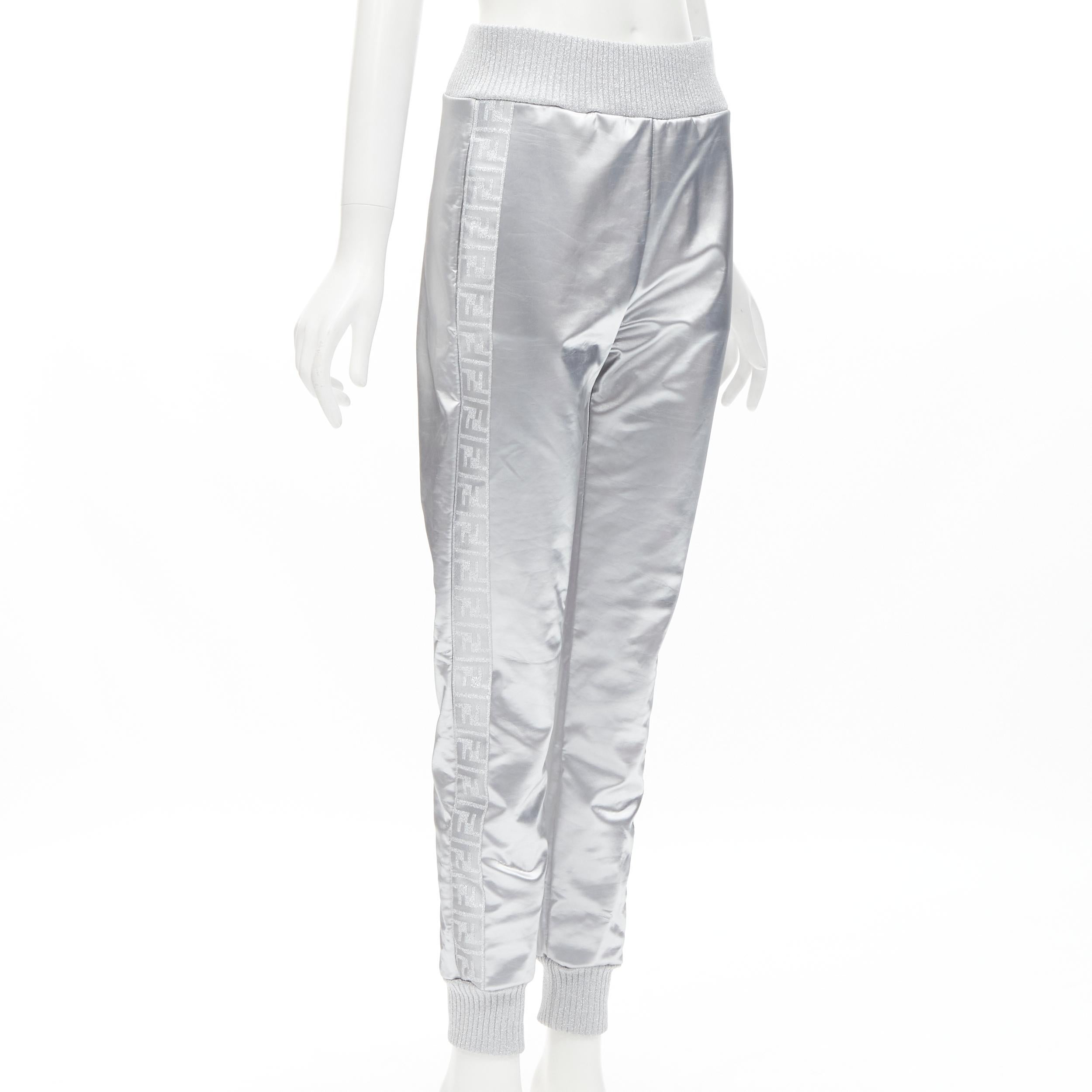 new FENDI NICKI MINAJ Prints On rare metallic silver FF Zucca track pants IT40 S
Brand: Fendi
Collection: Nicki Minaj Prints On Runway
Material: Resin
Color: Silver
Pattern: Solid
Extra Detail: Metallic ribbed waist band. FF Zucca monogram trim down