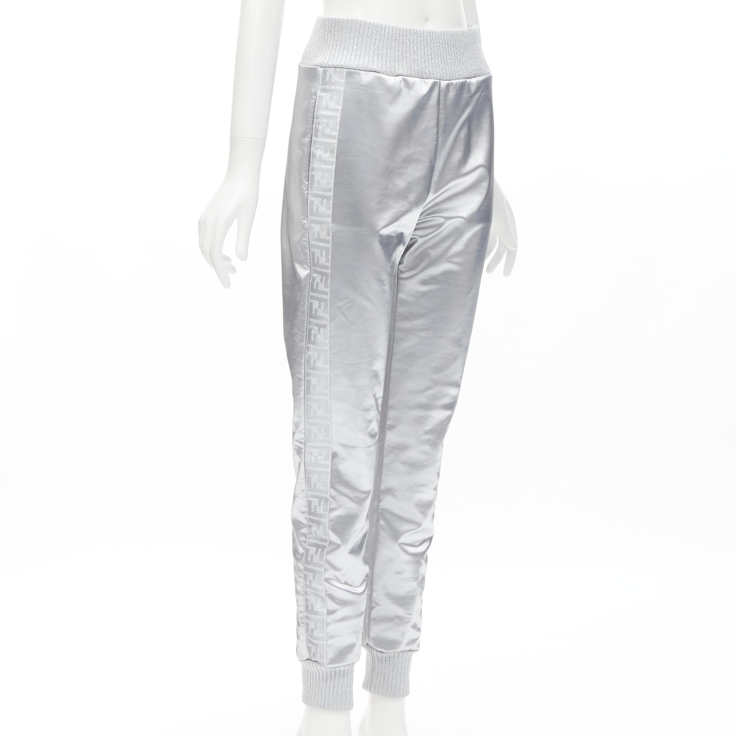 new FENDI NICKI MINAJ Prints On rare metallic silver FF Zucca track pants IT44 L
Brand: Fendi
Collection: Nicki Minaj Prints On Runway
Material: Resin
Color: Silver
Pattern: Solid
Extra Detail: Metallic ribbed waist band. FF Zucca monogram trim down