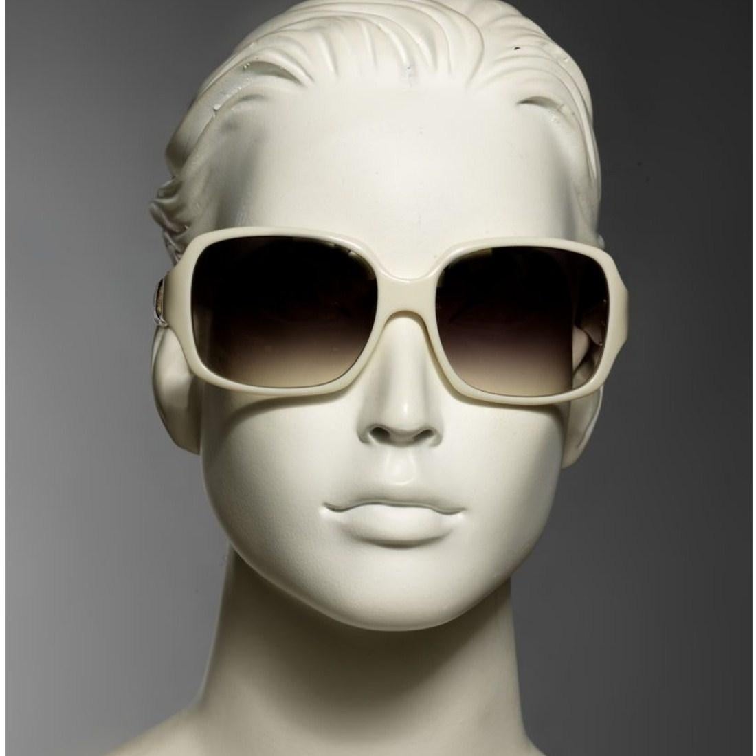Nuovi occhiali da sole Fendi Off White con custodia

Nuovo di zecca
Hardware d'oro
Bellissime cornici in bianco sporco
Lenti leggermente riflettenti
Leggero e resistente ai graffi e agli urti
Prodotto in Italia
Protezione 100% UVA/UVB
Con custodia e