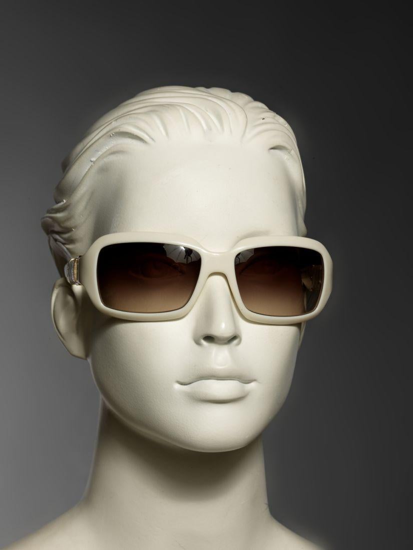 New Fendi Off White Sonnenbrille mit Etui (Grau)