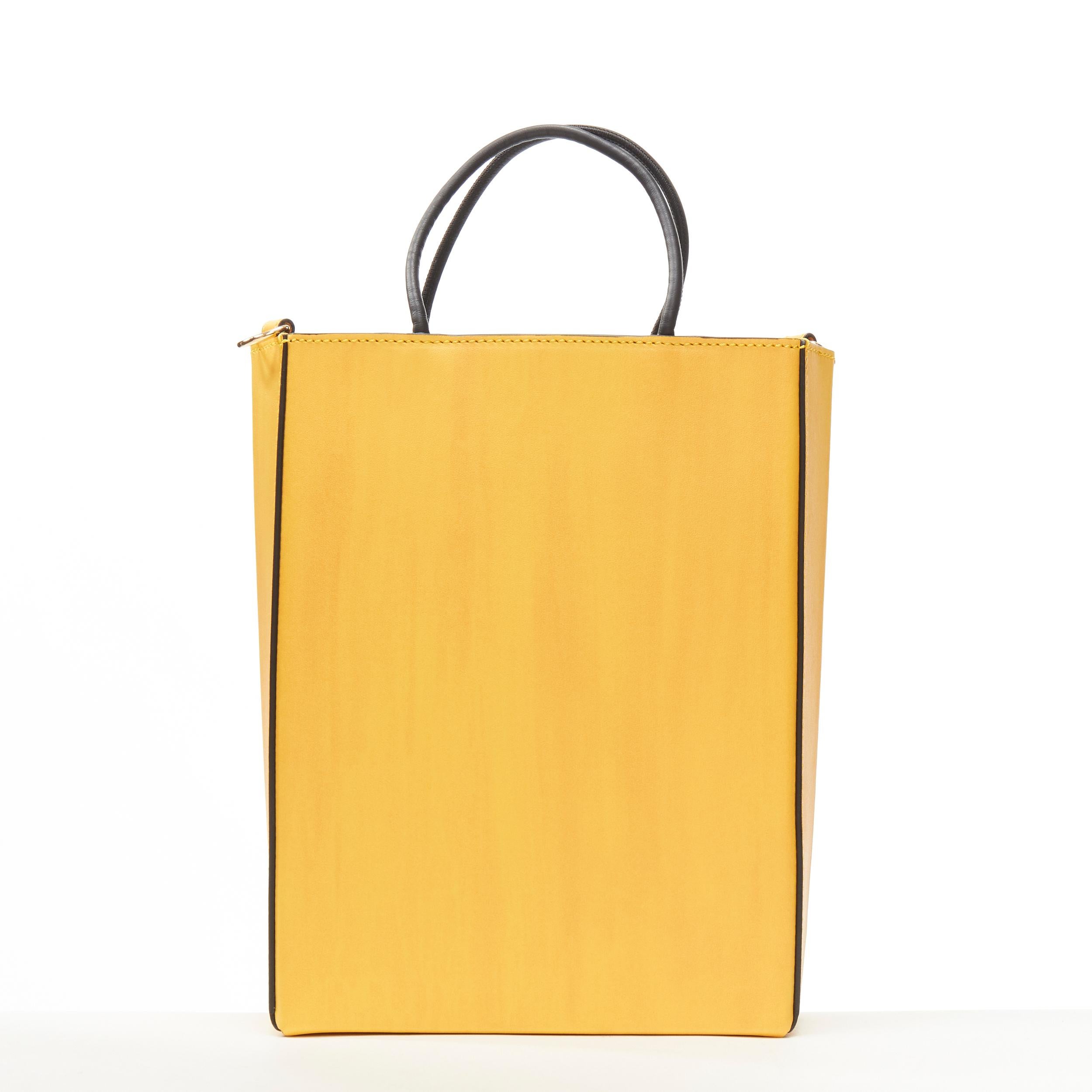 FENDI Pack - Petit sac fourre-tout à bandoulière en cuir jaune avec logo imprimé, neuf en vente 1