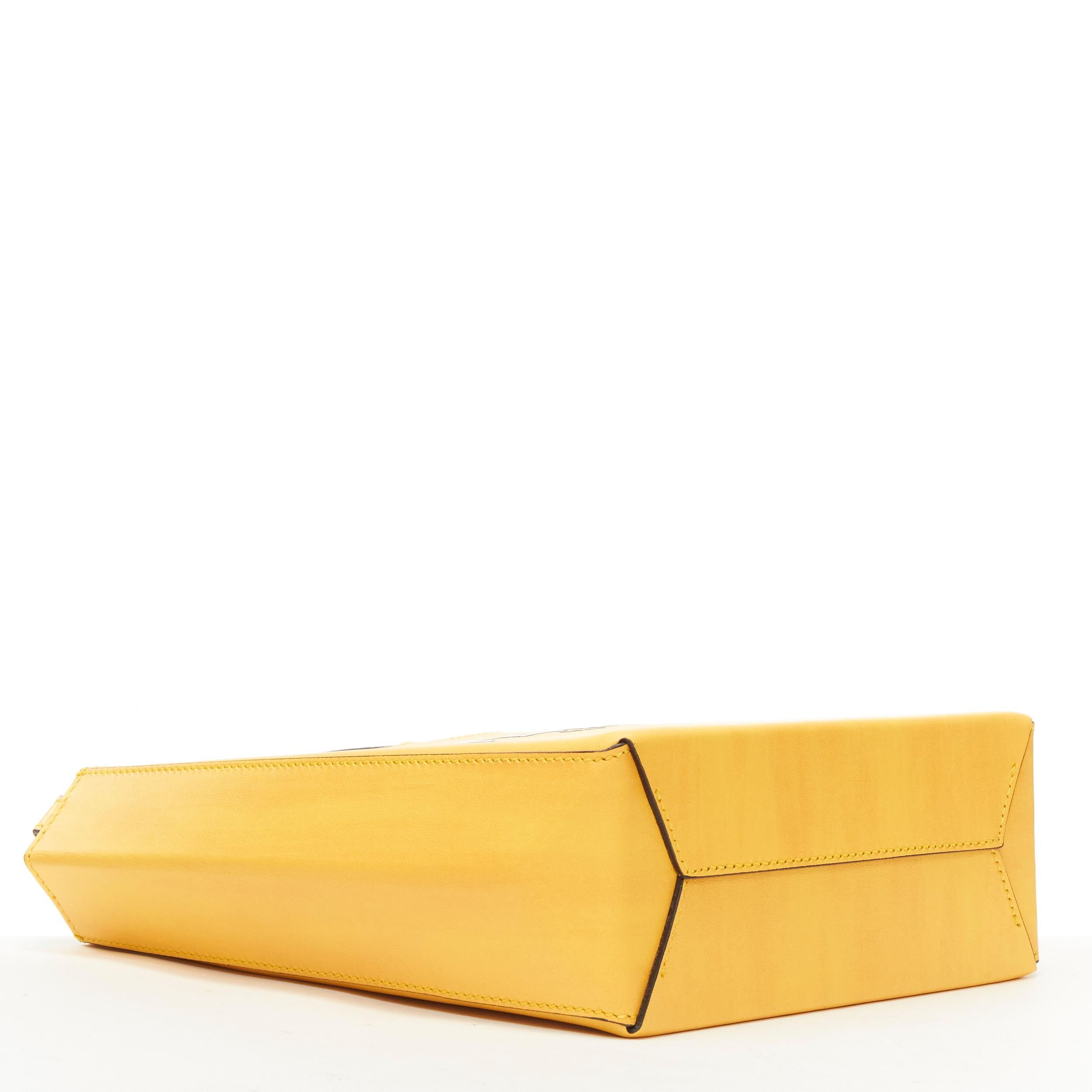 FENDI Pack - Petit sac fourre-tout à bandoulière en cuir jaune avec logo imprimé, neuf en vente 2