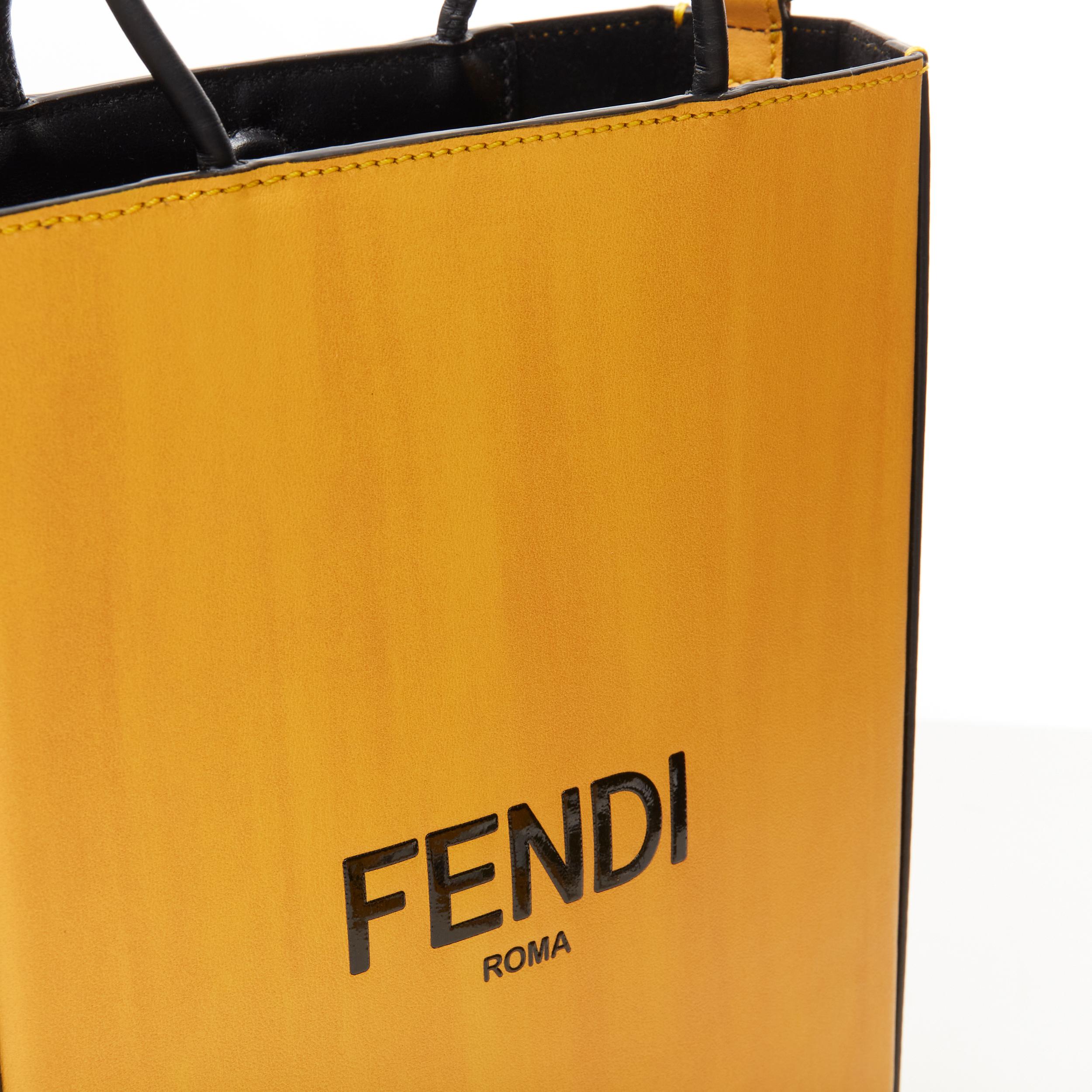 FENDI Pack Kleine Einkaufstasche aus gelbem Leder mit Logodruck im Angebot 3
