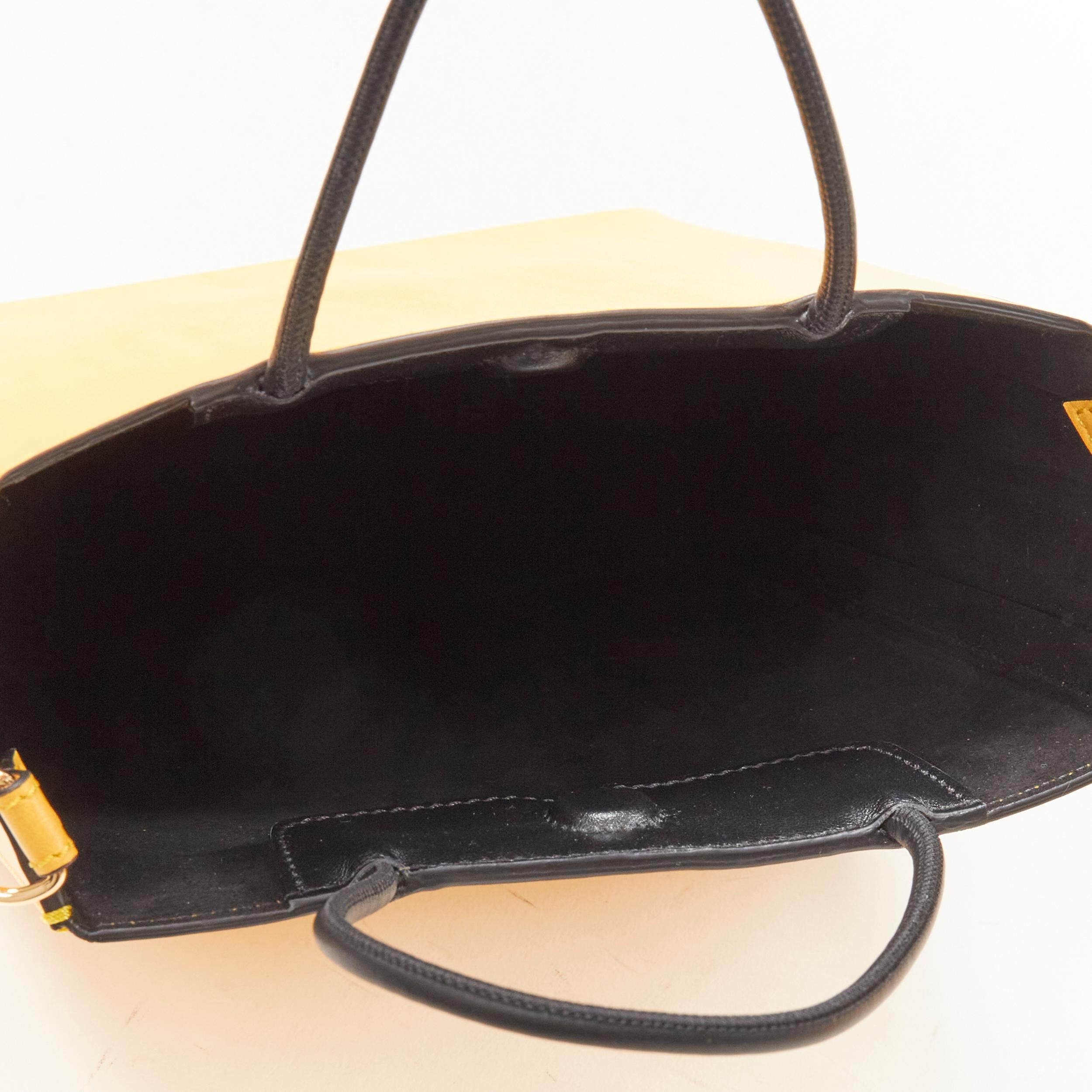 FENDI Pack - Petit sac fourre-tout à bandoulière en cuir jaune avec logo imprimé, neuf en vente 5